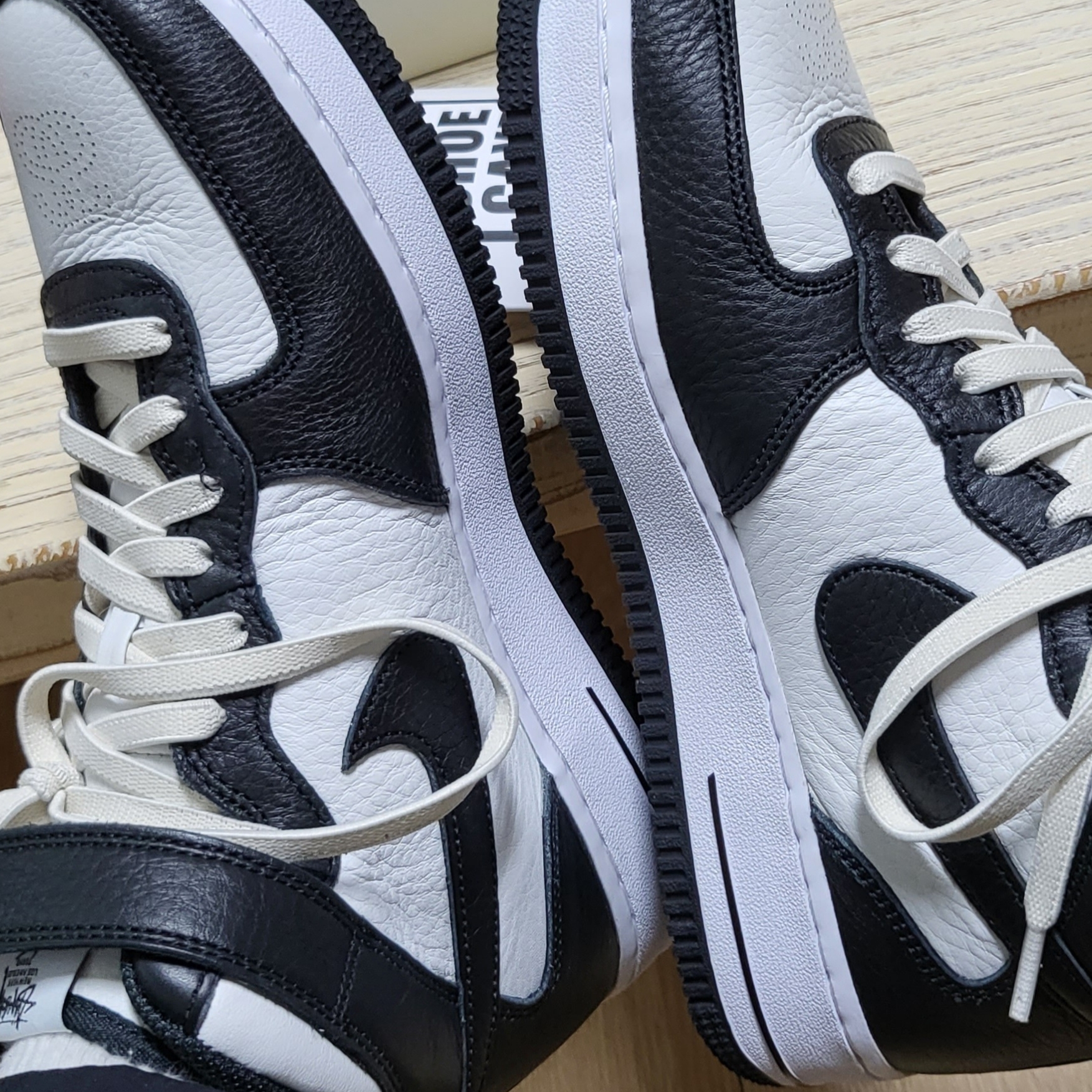 Nike x Stussy Air Force 1 '07 Mid SP Black and Light Bone 착용 스타일 - 4