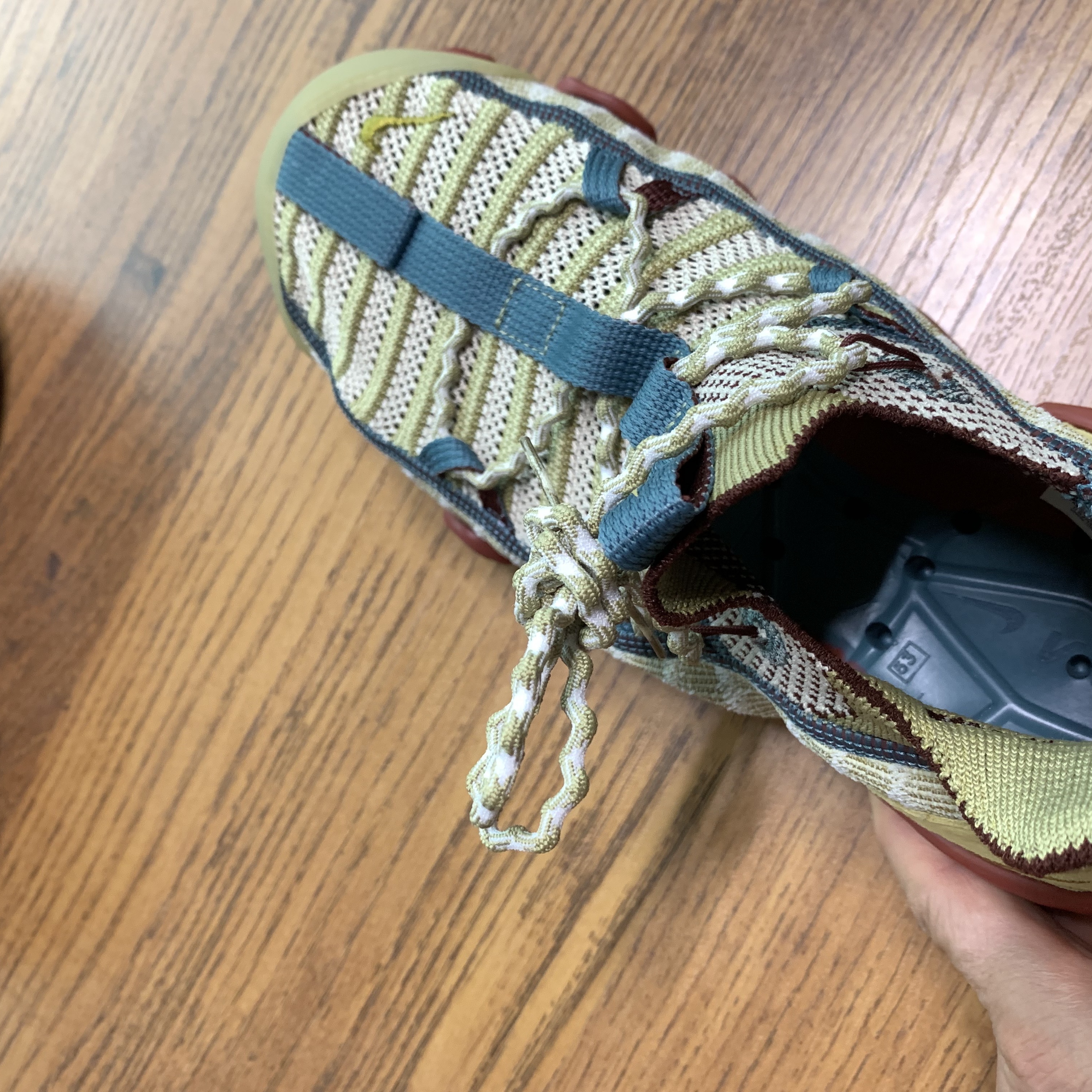 Nike ISPA Link Barley and Desert Moss 착용 스타일 - 2