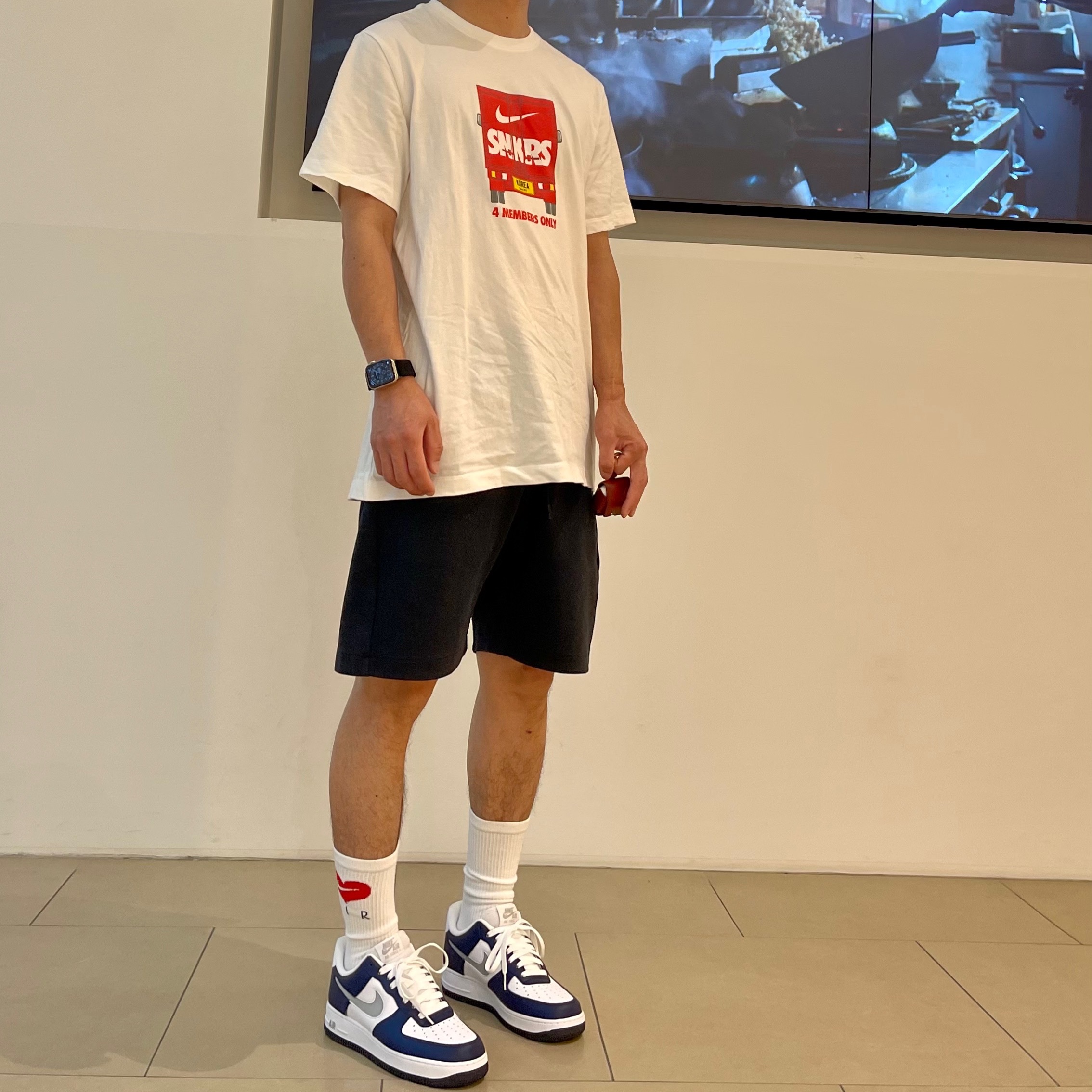 Nike Air Force 1 '07 Cut Out Swoosh Midnight Navy, Nike SNKRS 4th Anniversary Members Only T-Shirt White (CZ6366-100) 착용 스타일 - 1