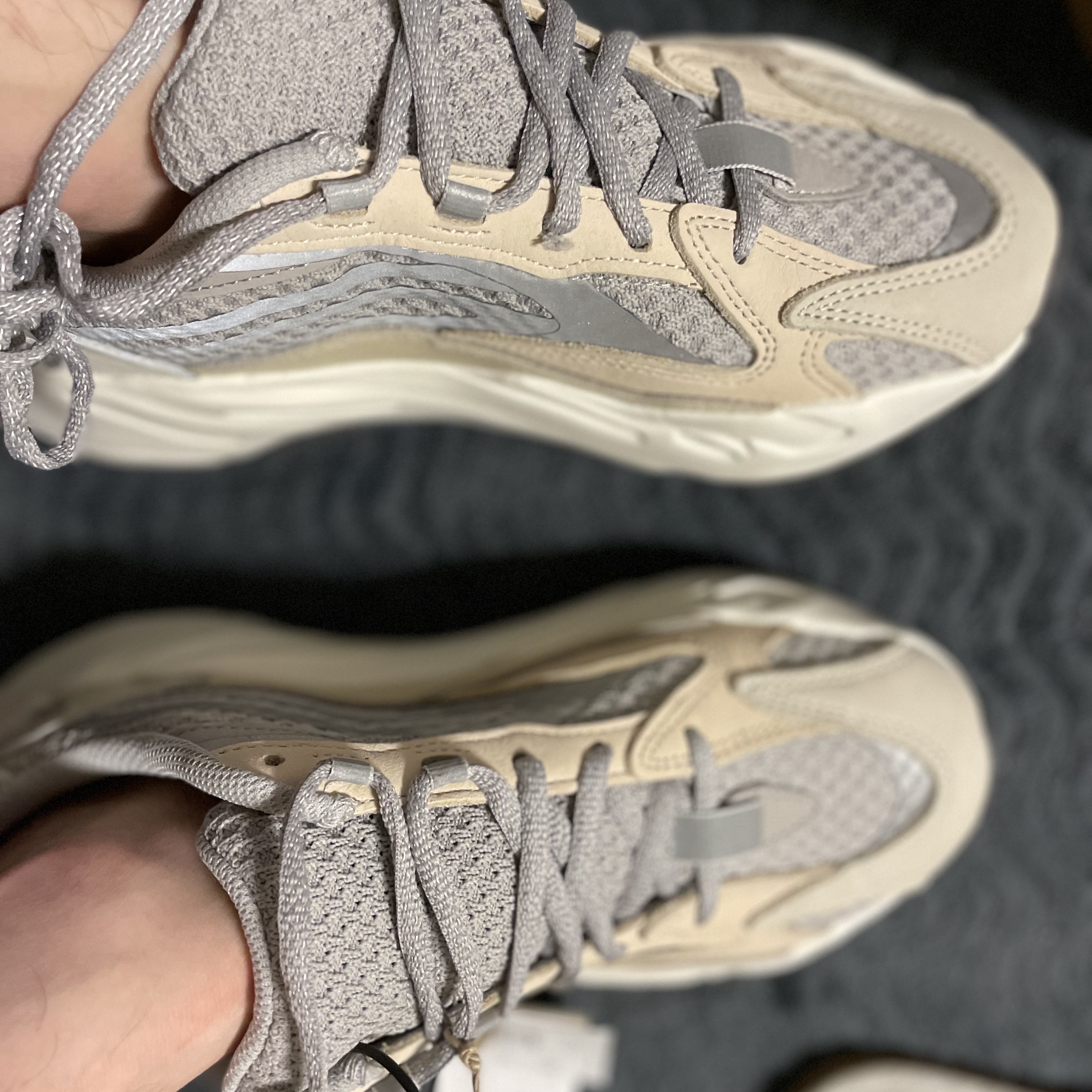 Adidas Yeezy Boost 700 V2 Cream 착용 스타일 - 1