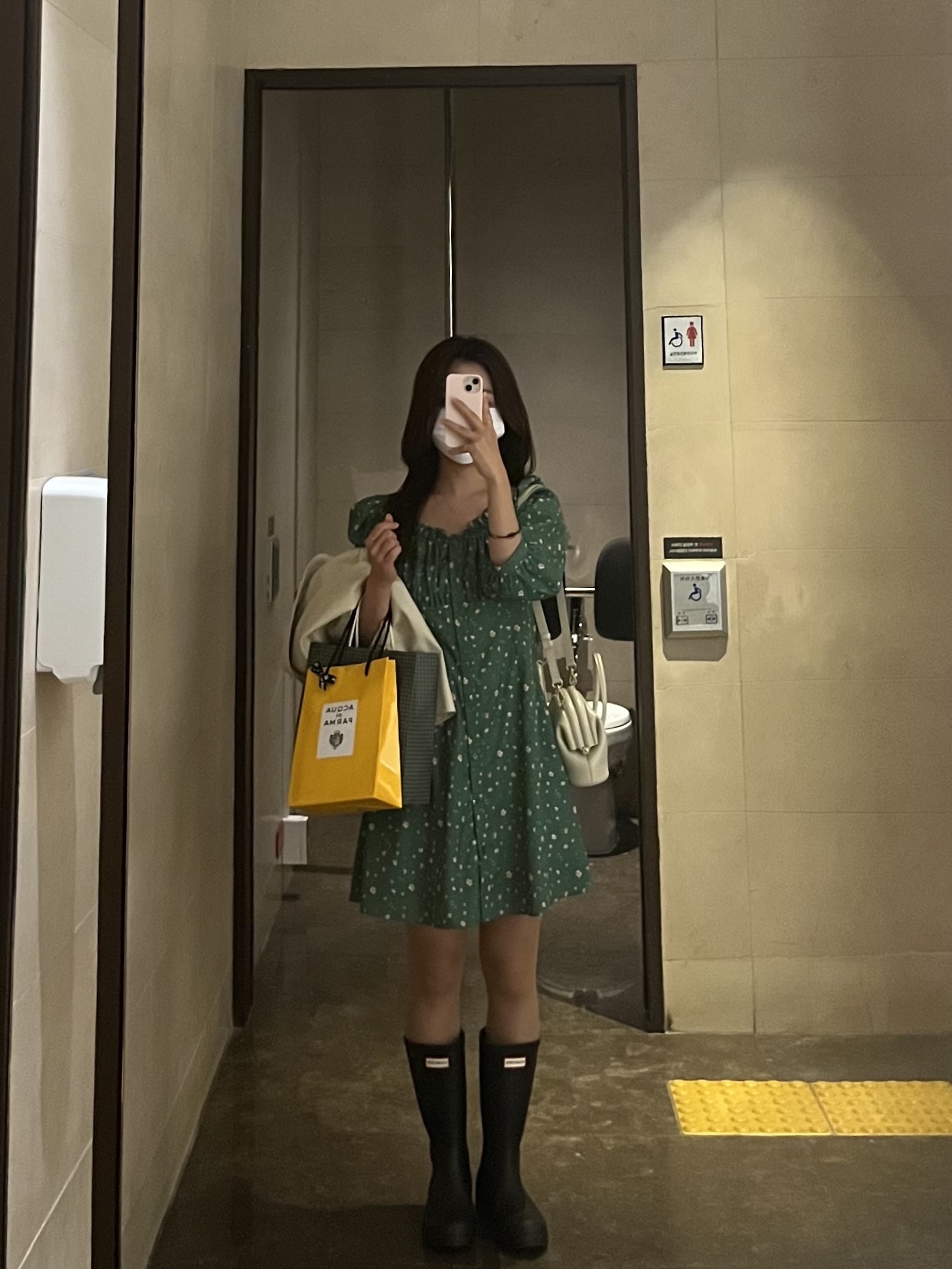 (W) Hunter Play Tall Wellington Rain Boots Black 착용 스타일