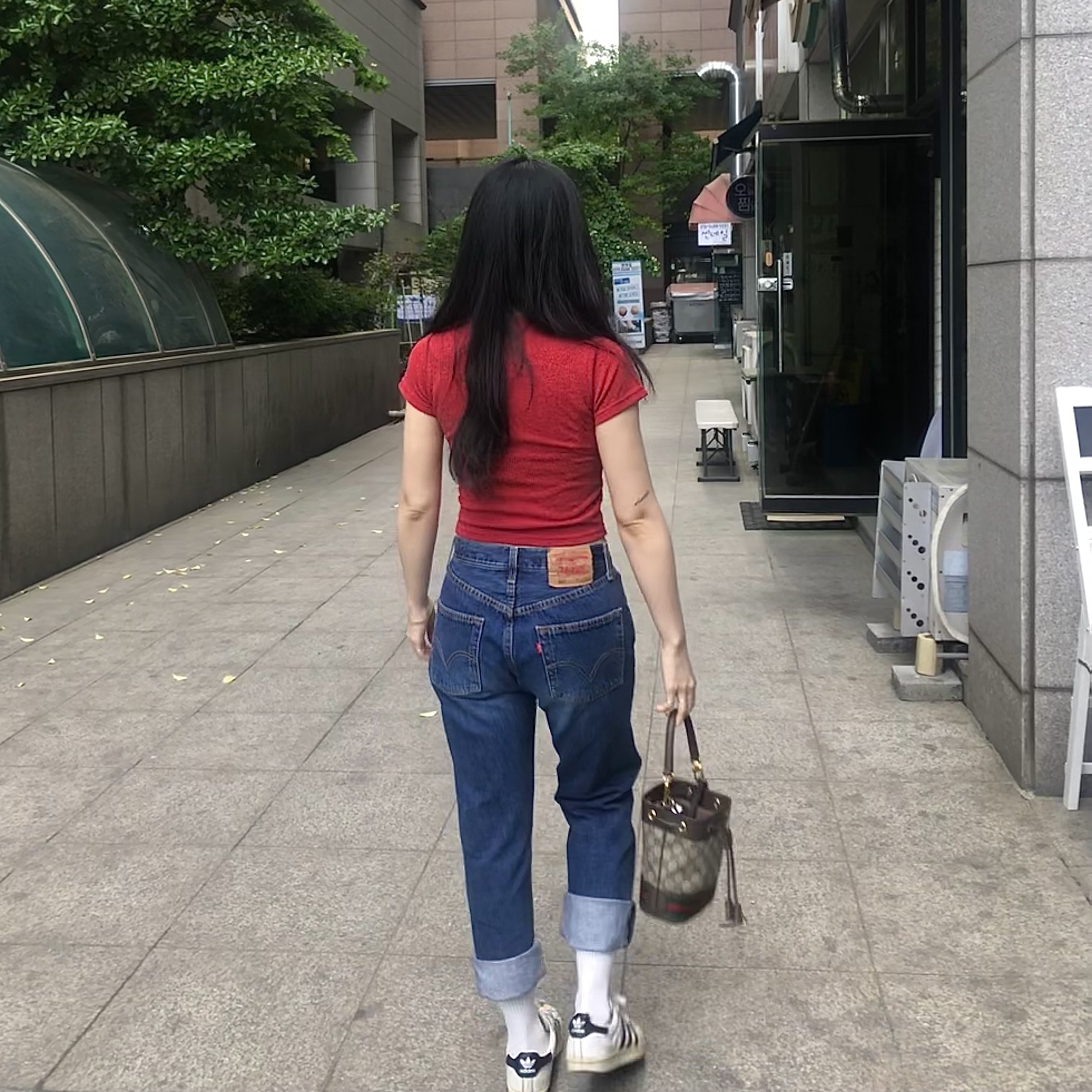 Gucci Ophidia GG Mini Bucket Bag Brown, Adidas x Nigo Bearfoot Superstar White 착용 스타일