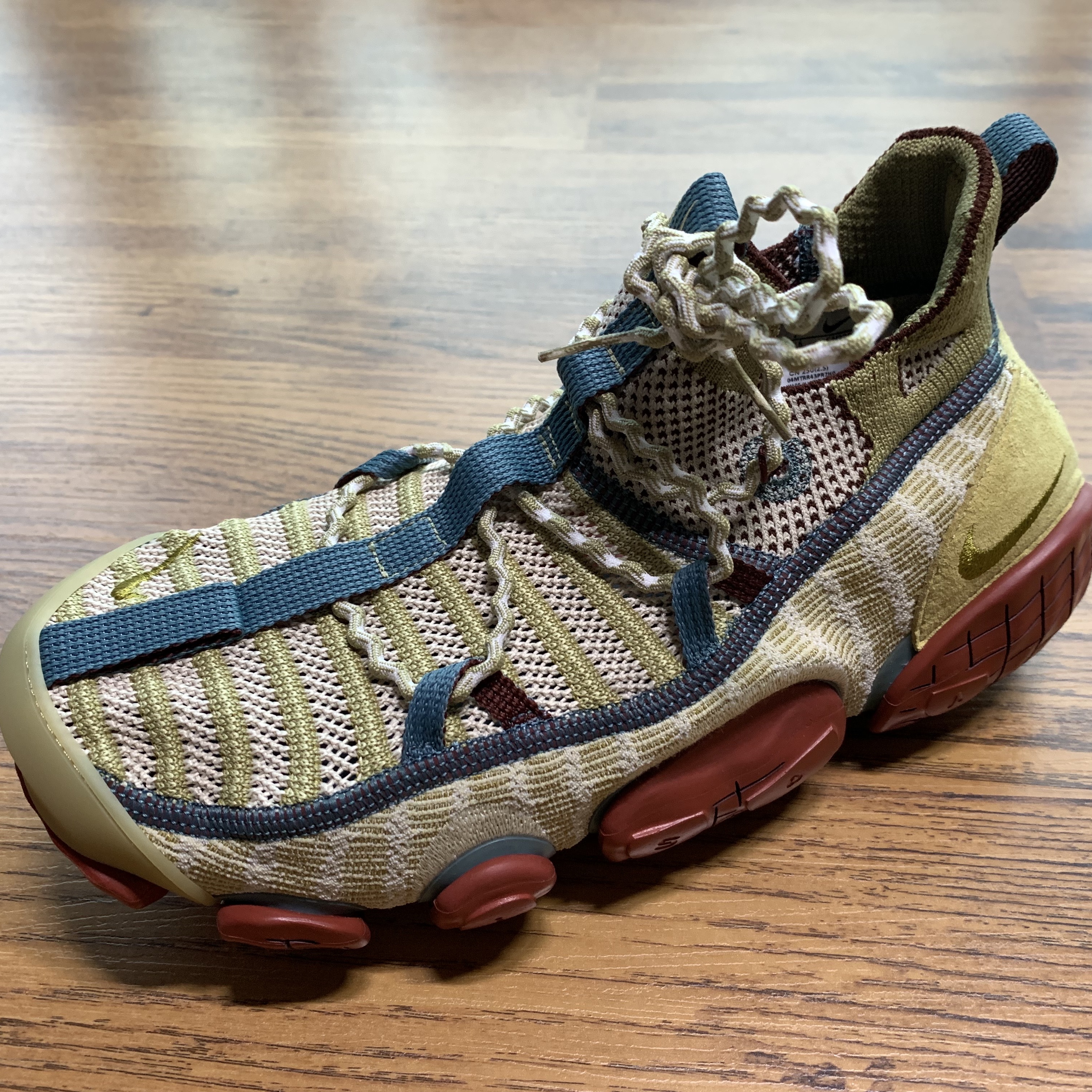 Nike ISPA Link Barley and Desert Moss 착용 스타일 - 5
