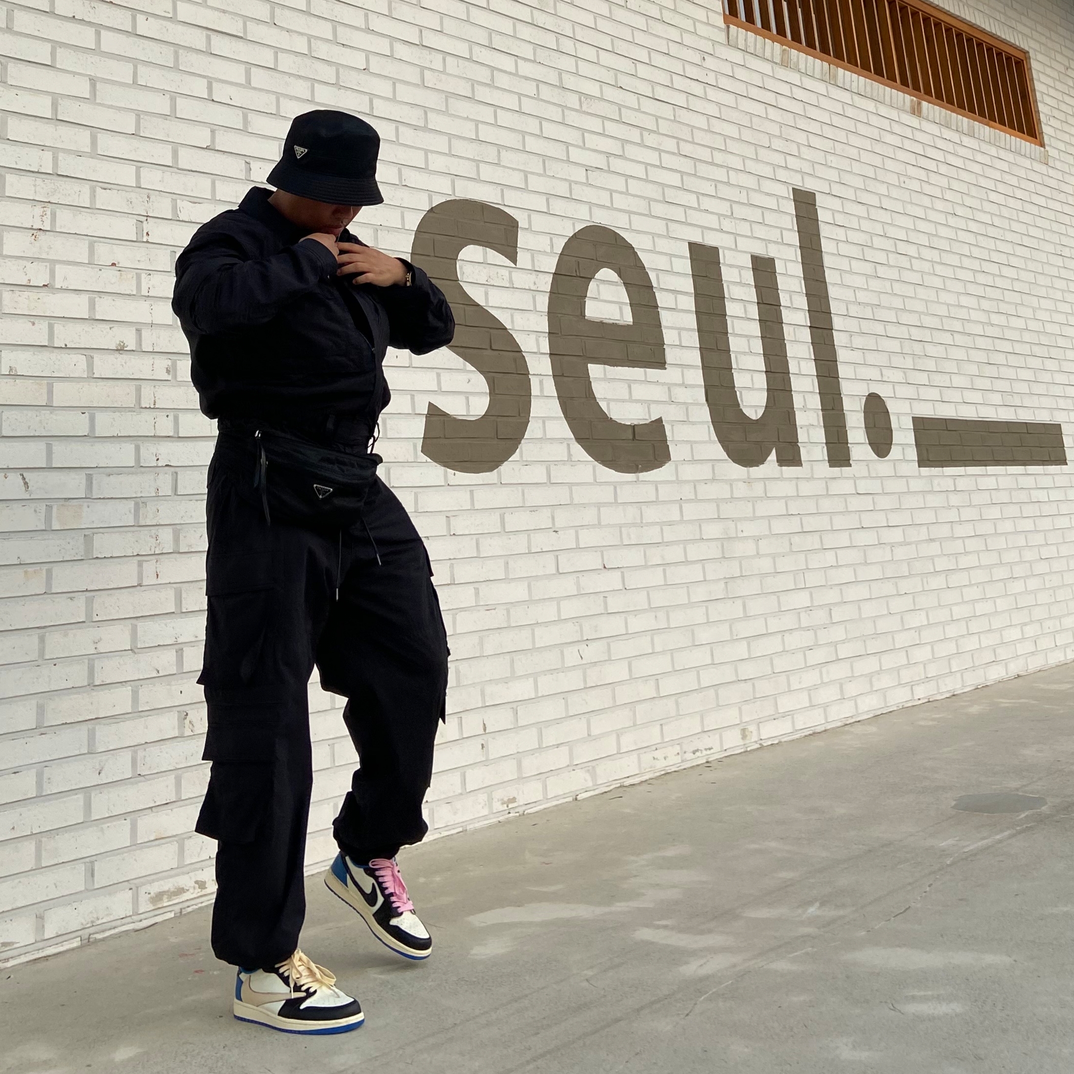 Prada Re-Nylon Bucket Hat Black, Jordan 1 x Travis Scott x Fragment Retro Low OG SP Military Blue 착용 스타일