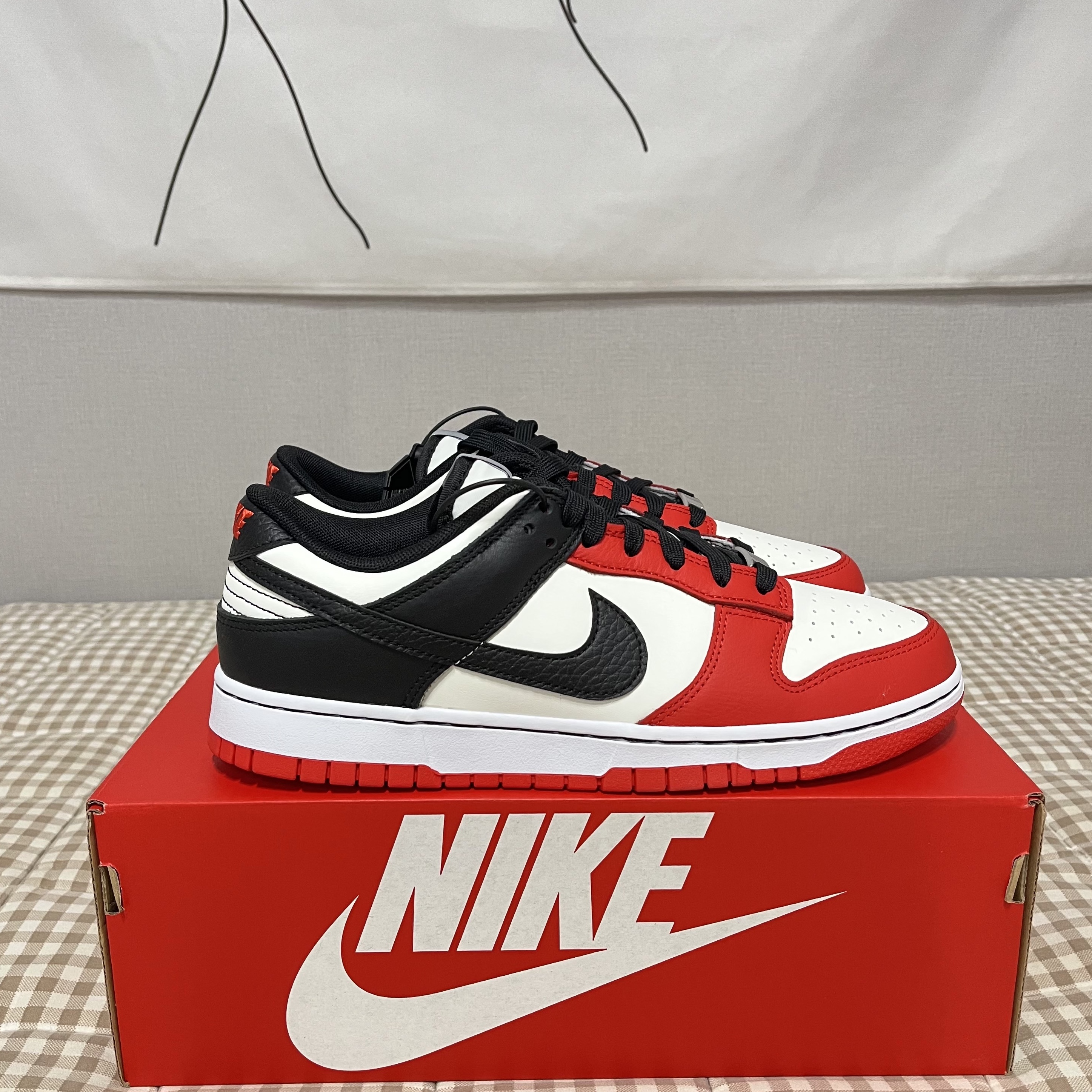 Nike x NBA Dunk Low Retro EMB Black and Chile Red 착용 스타일