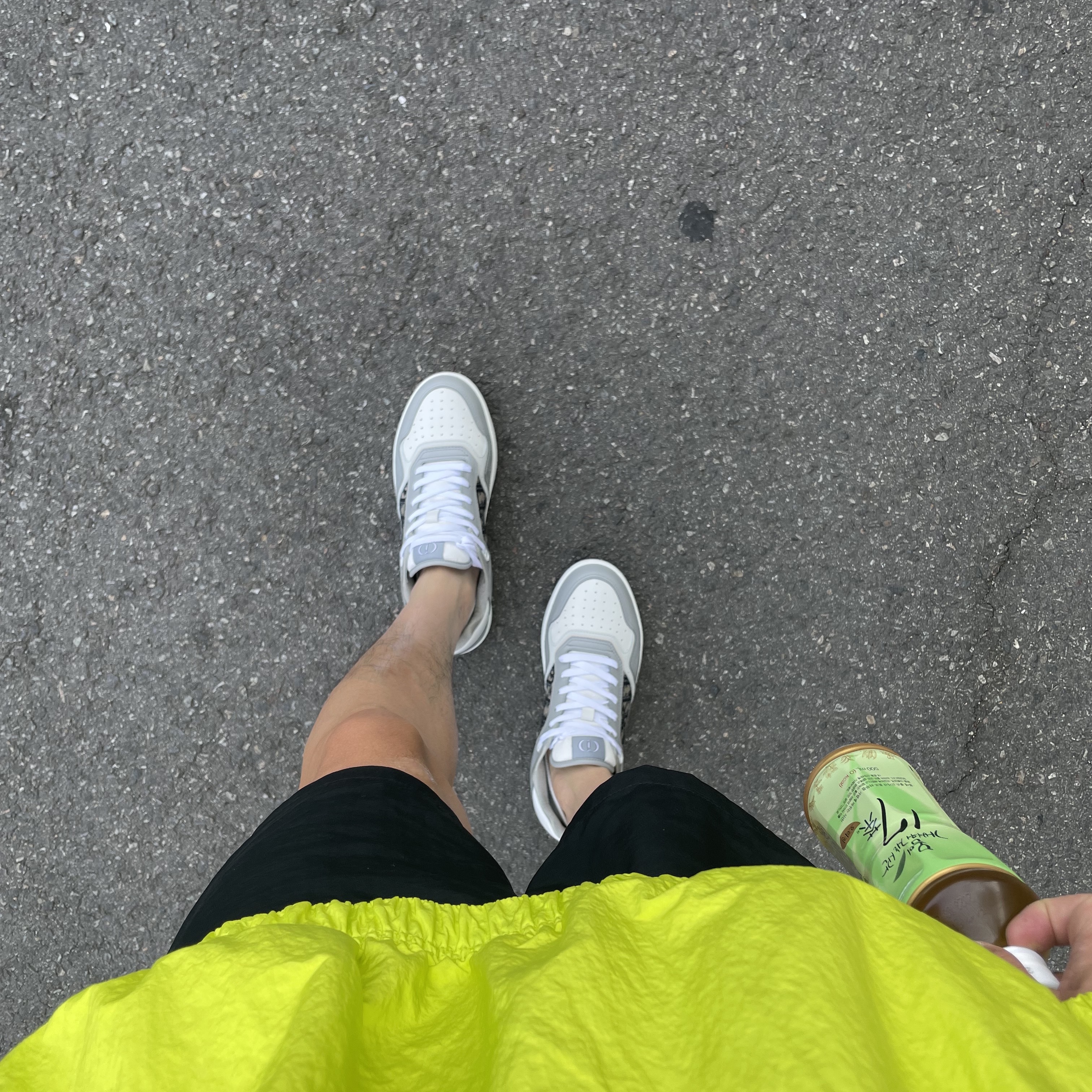 Dior B27 Low-Top Sneakers Gray, Nike x Stussy Windrunner Jacket Bright Cactus 착용 스타일