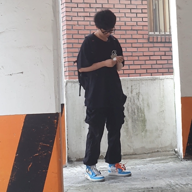 Jordan 1 x Off-White Retro High University Blue 착용 스타일 - 1