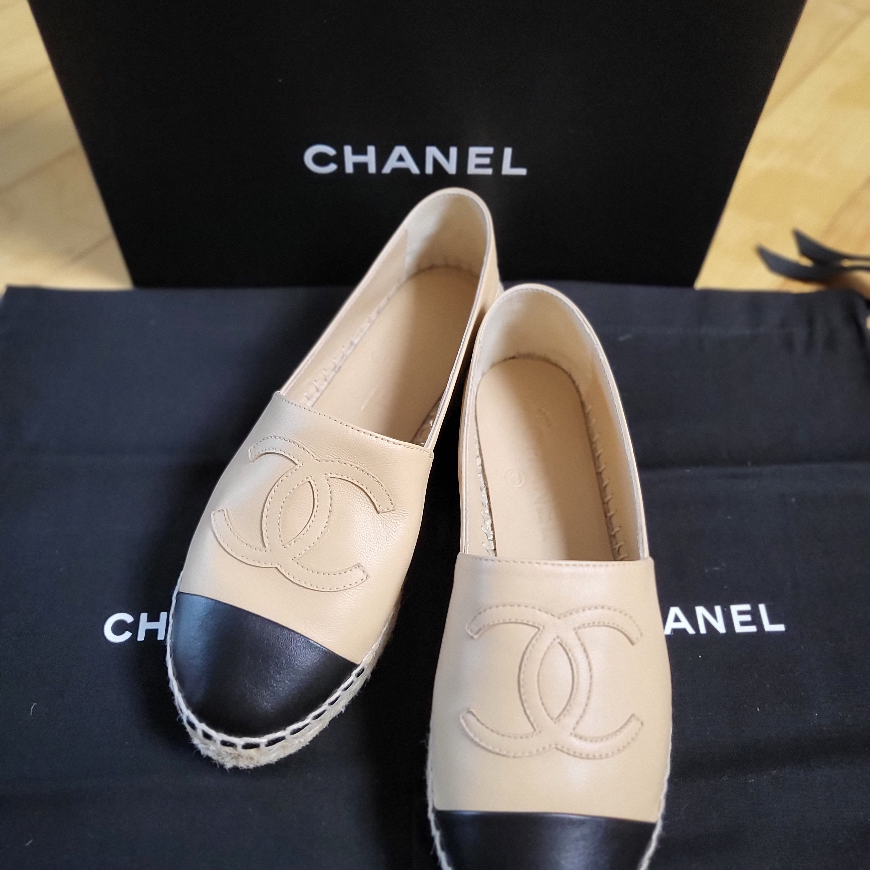 (W) Chanel Espadrilles Lambskin & Beige Black 착용 스타일 - 1