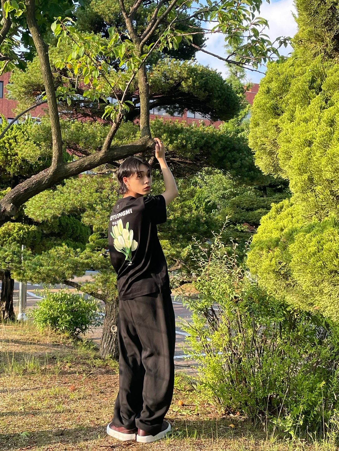 Wooyoungmi Flower Print Back Logo T-Shirt Black - 22SS 착용 스타일 - 5