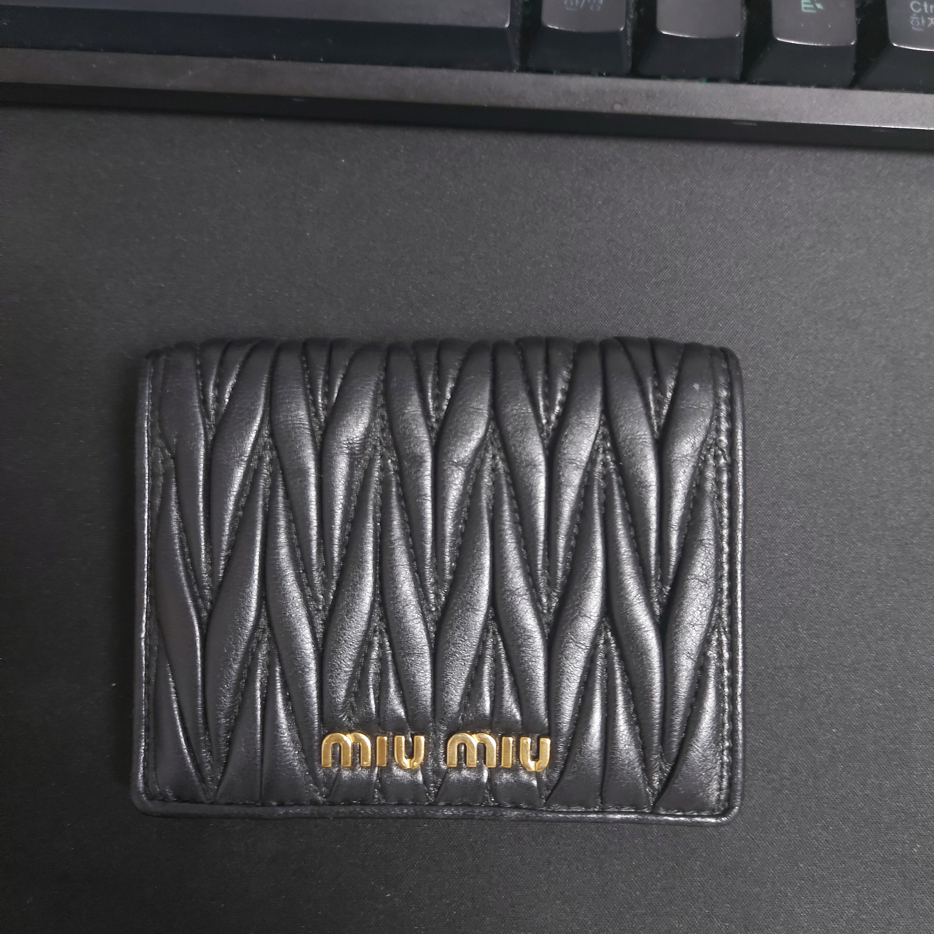 Miu Miu Matelasse Nappa Leather Flap Wallet Sky Blue 착용 스타일 - 3