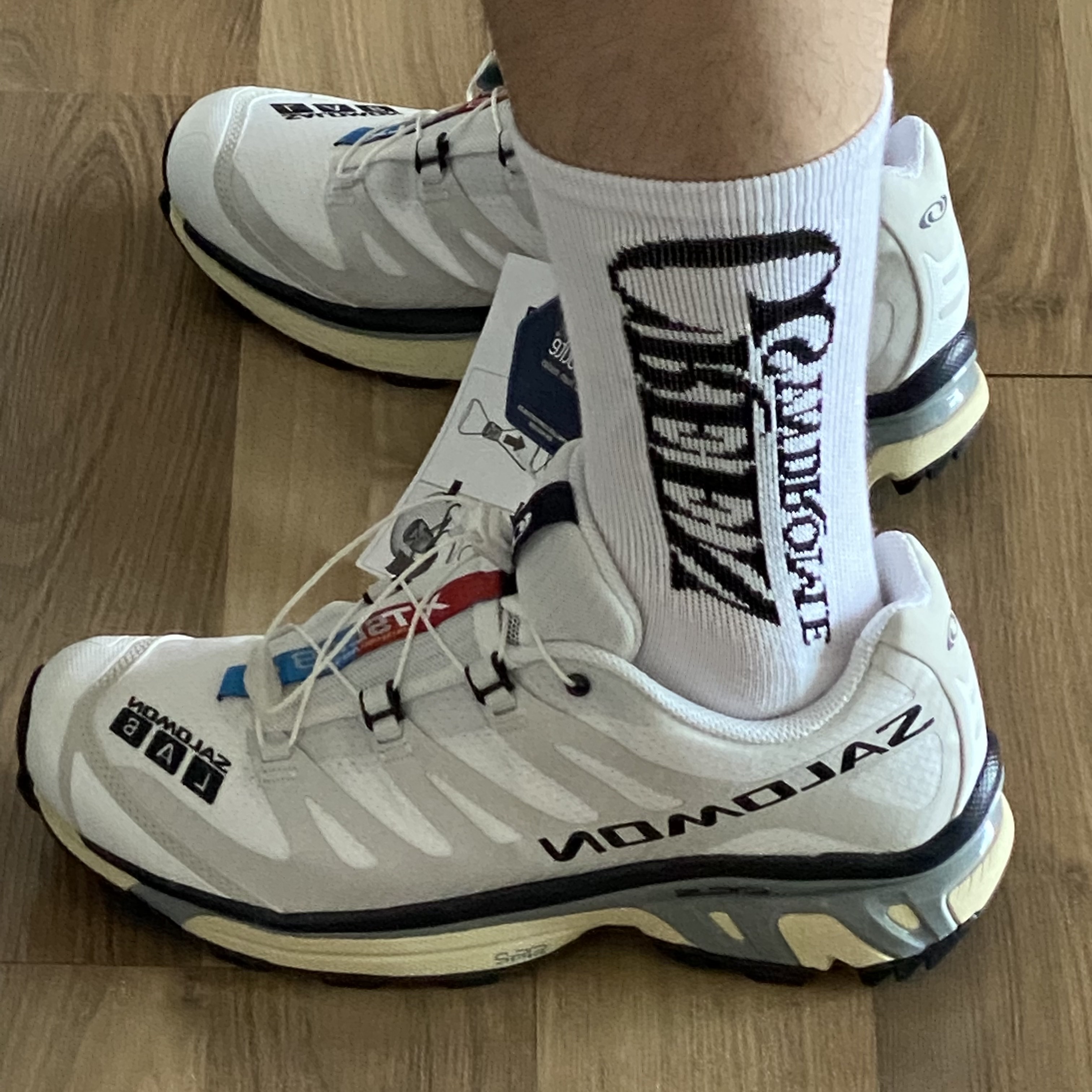 Salomon XT-4 White Lunar Rock 착용 스타일 - 1