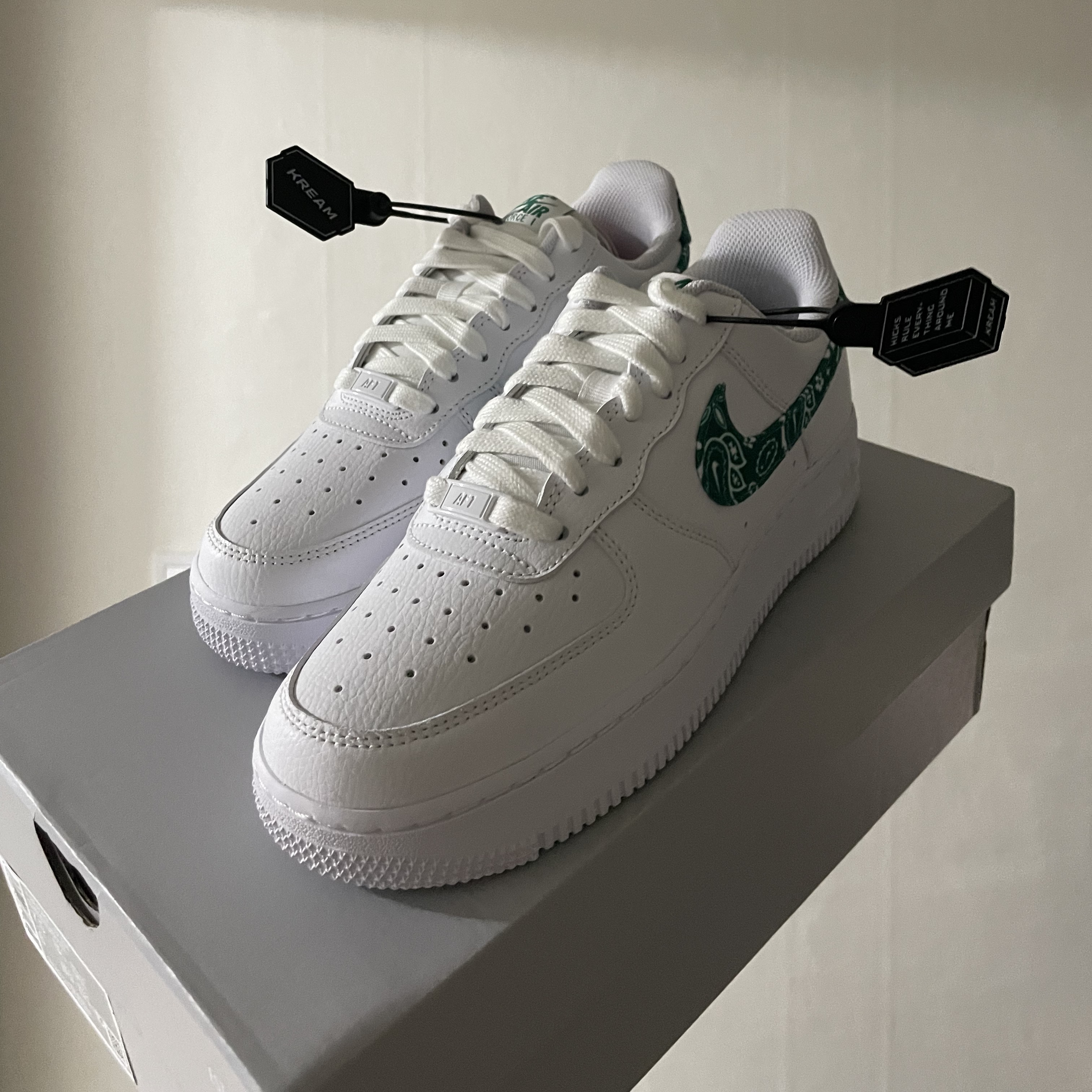 (W) Nike Air Force 1 '07 Essential Paisley Swoosh White Malachite 착용 스타일
