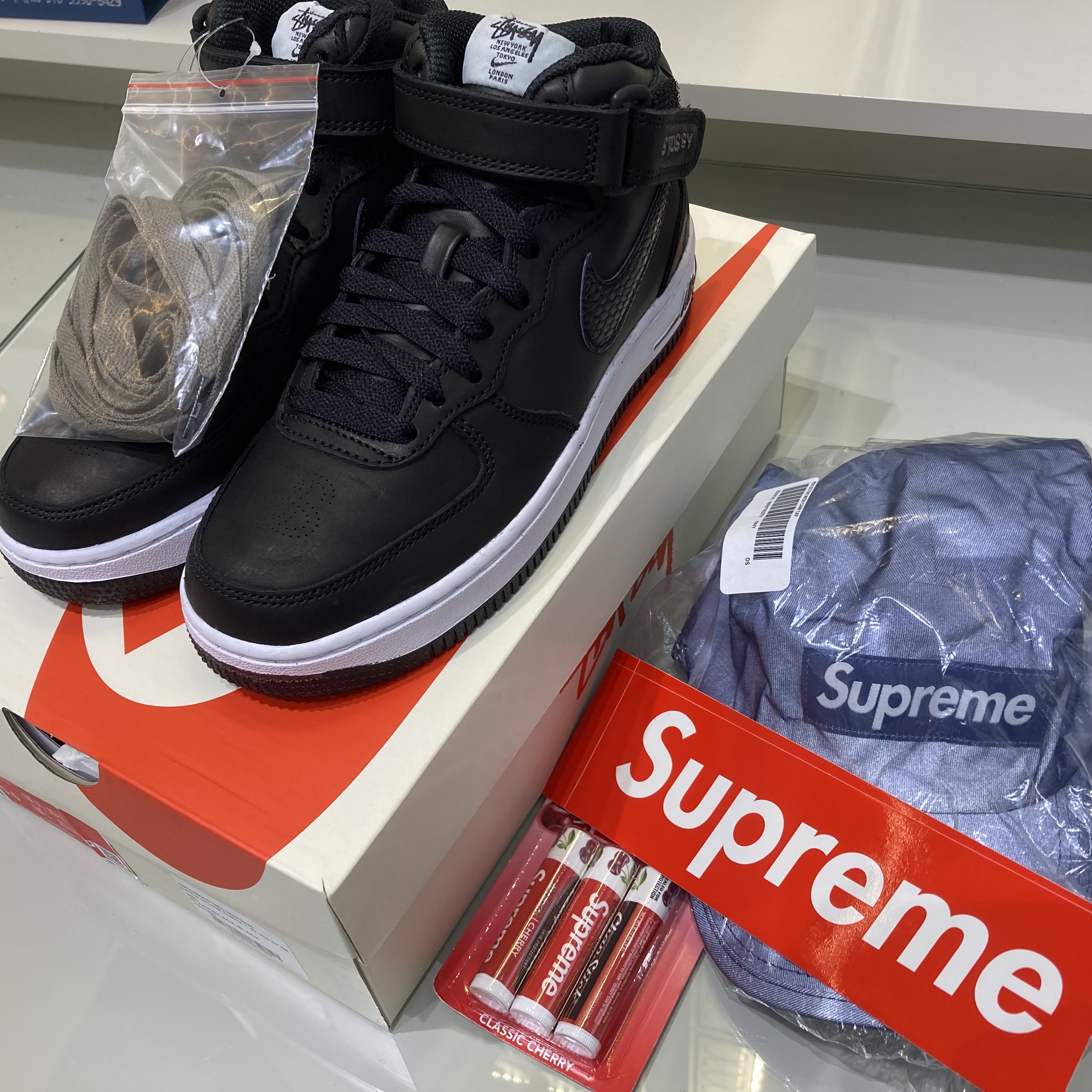 Supreme Reflective Mesh Camp Cap Navy - 22SS, Nike x Stussy Air Force 1 '07 Mid SP Black 착용 스타일