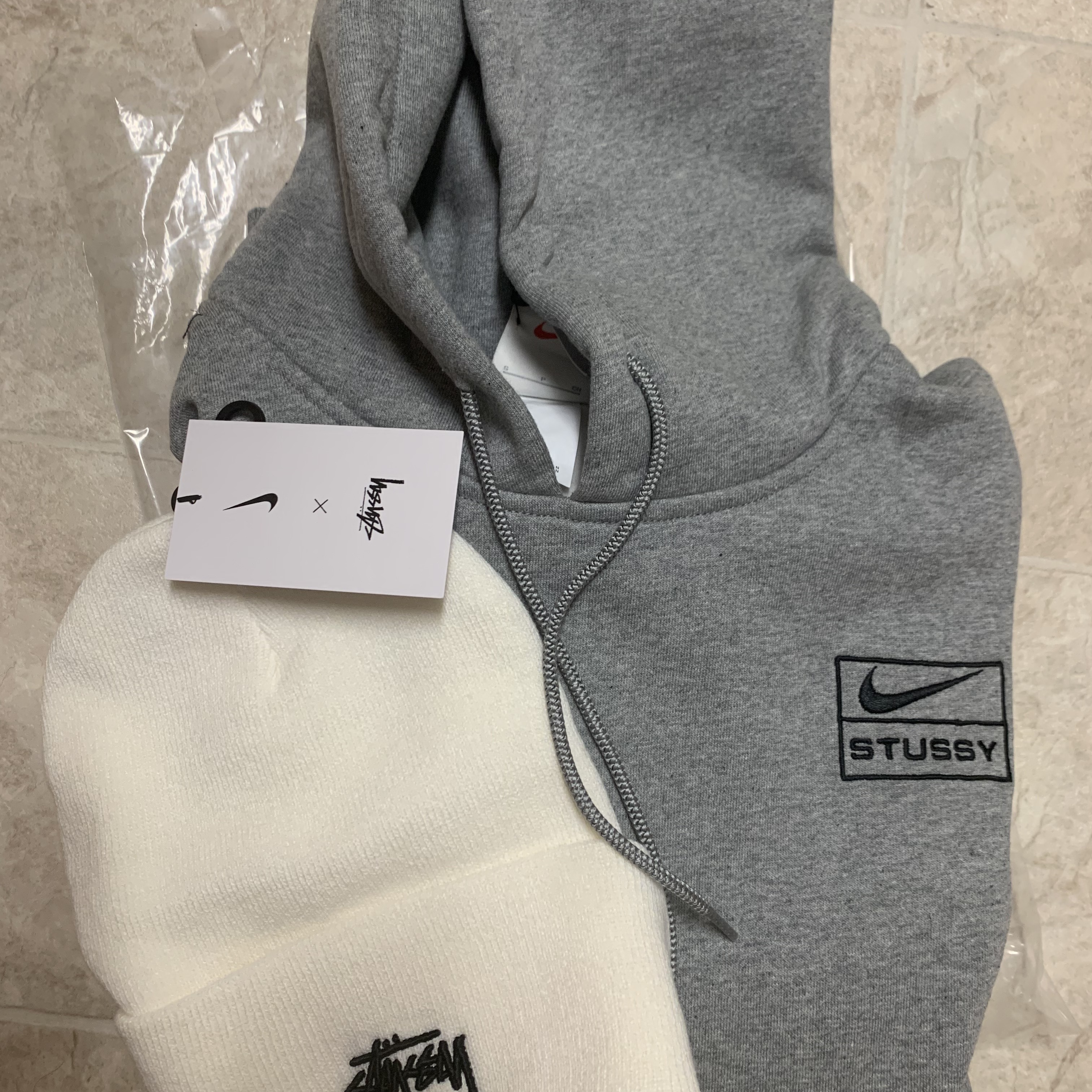 Nike x Stussy NRG RA Pullover Hoodie Dark Grey Heather (DJ9488-063), Nike x Stussy NRG Cuffed Beanie Summit White 착용 스타일