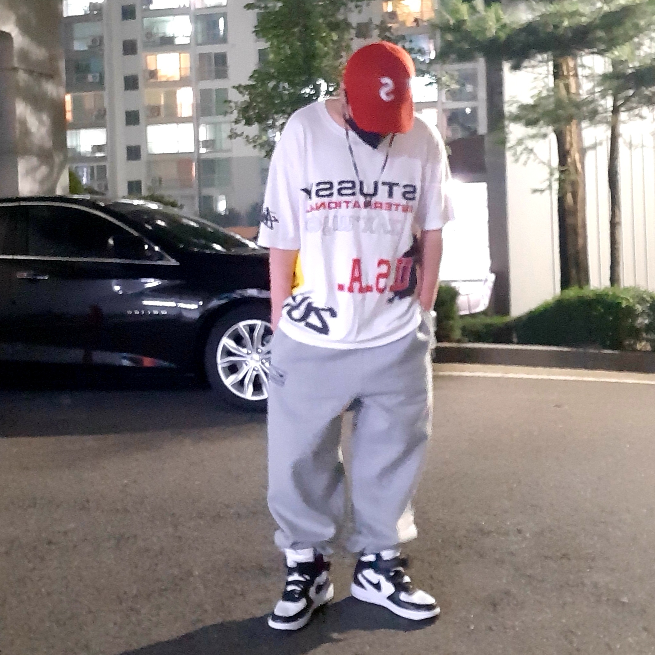 Stussy x Cactus Plant Flea Market USA 2019 T-Shirt White, Nike x Stussy NRG RA Fleece Pants Dark Grey Heather (DJ9490-063) 착용 스타일