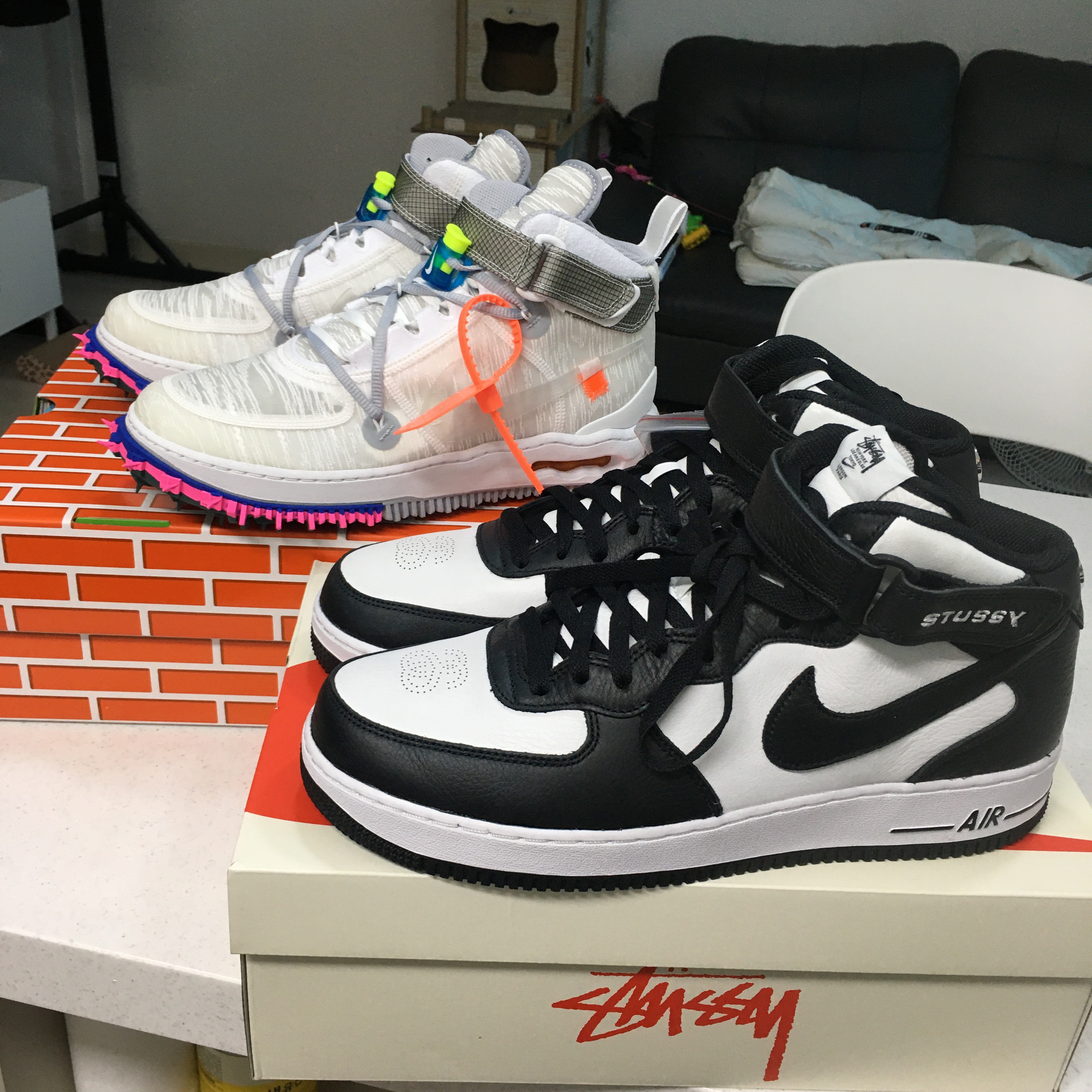 Nike x Off-White Air Force 1 Mid SP White, Nike x Stussy Air Force 1 '07 Mid SP Black and Light Bone 착용 스타일 - 1