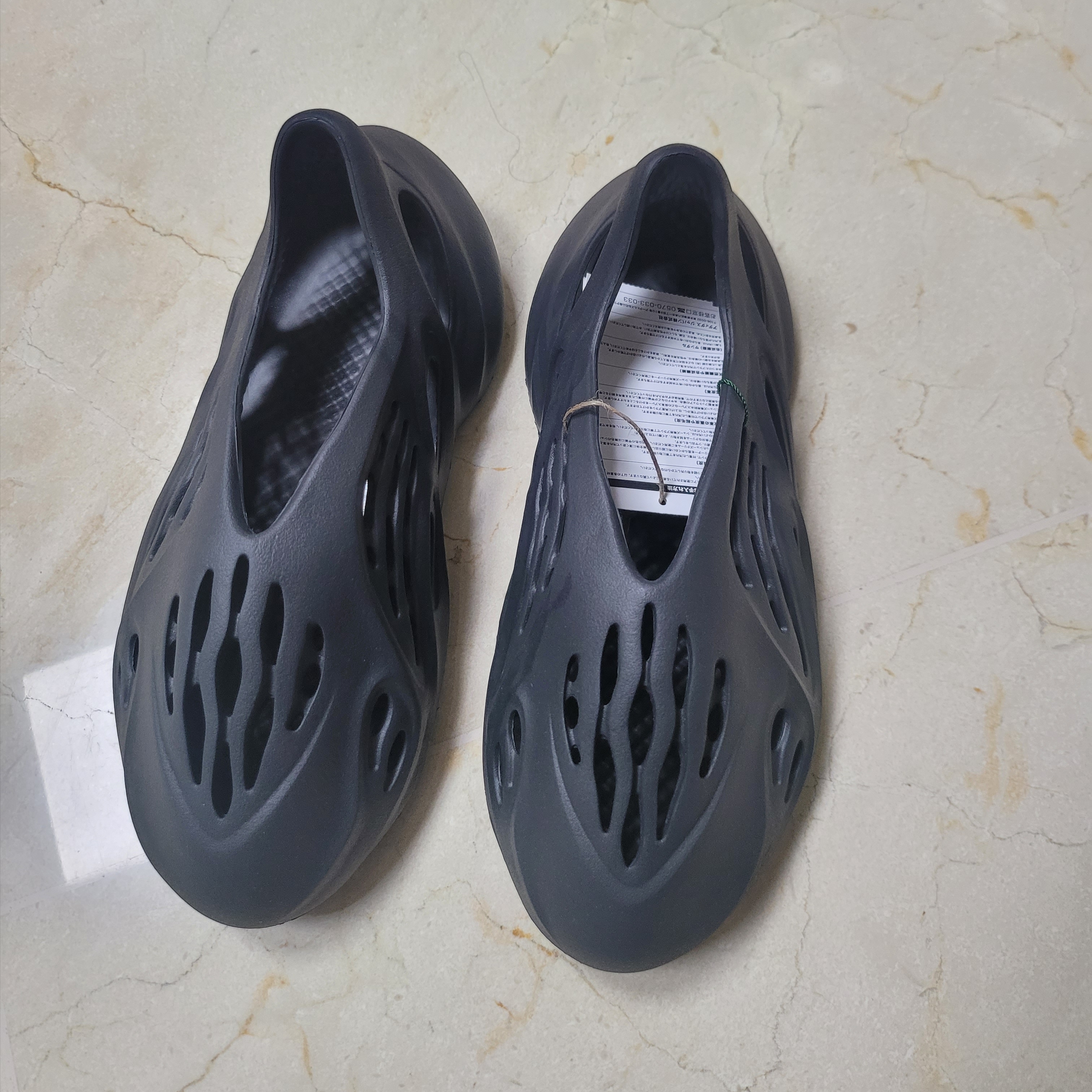 Adidas Yeezy Foam RNNR Onyx 착용 스타일 - 1