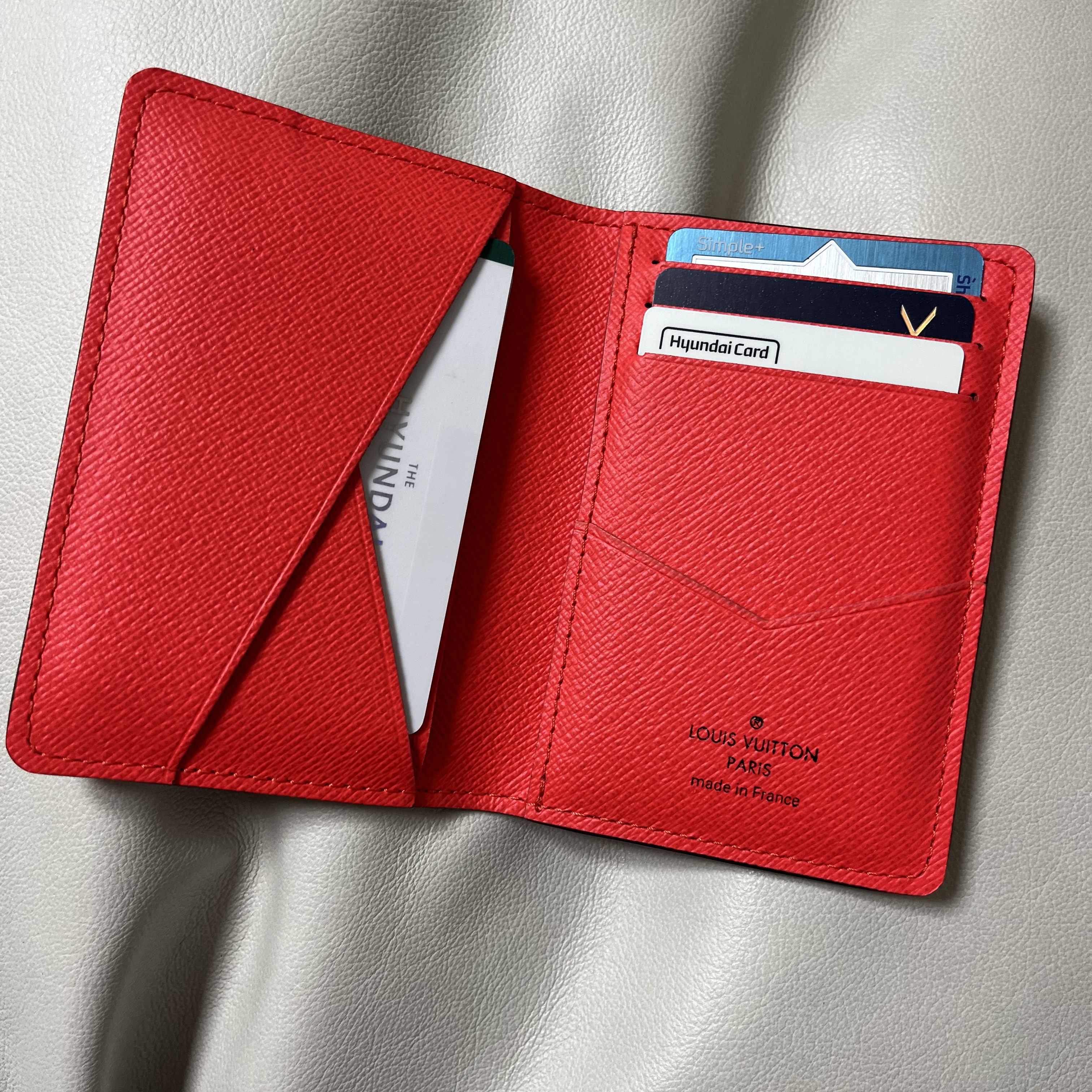 Louis Vuitton Pocket Organizer Fiery Red 착용 스타일 - 2