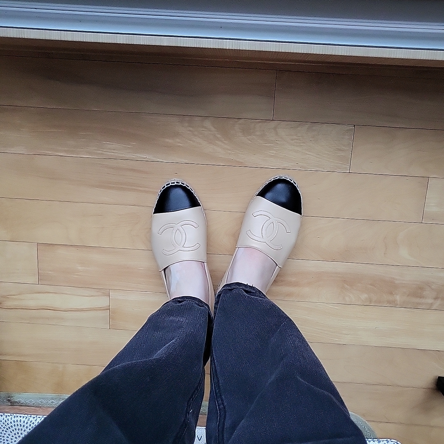 (W) Chanel Espadrilles Lambskin & Beige Black 착용 스타일 - 2