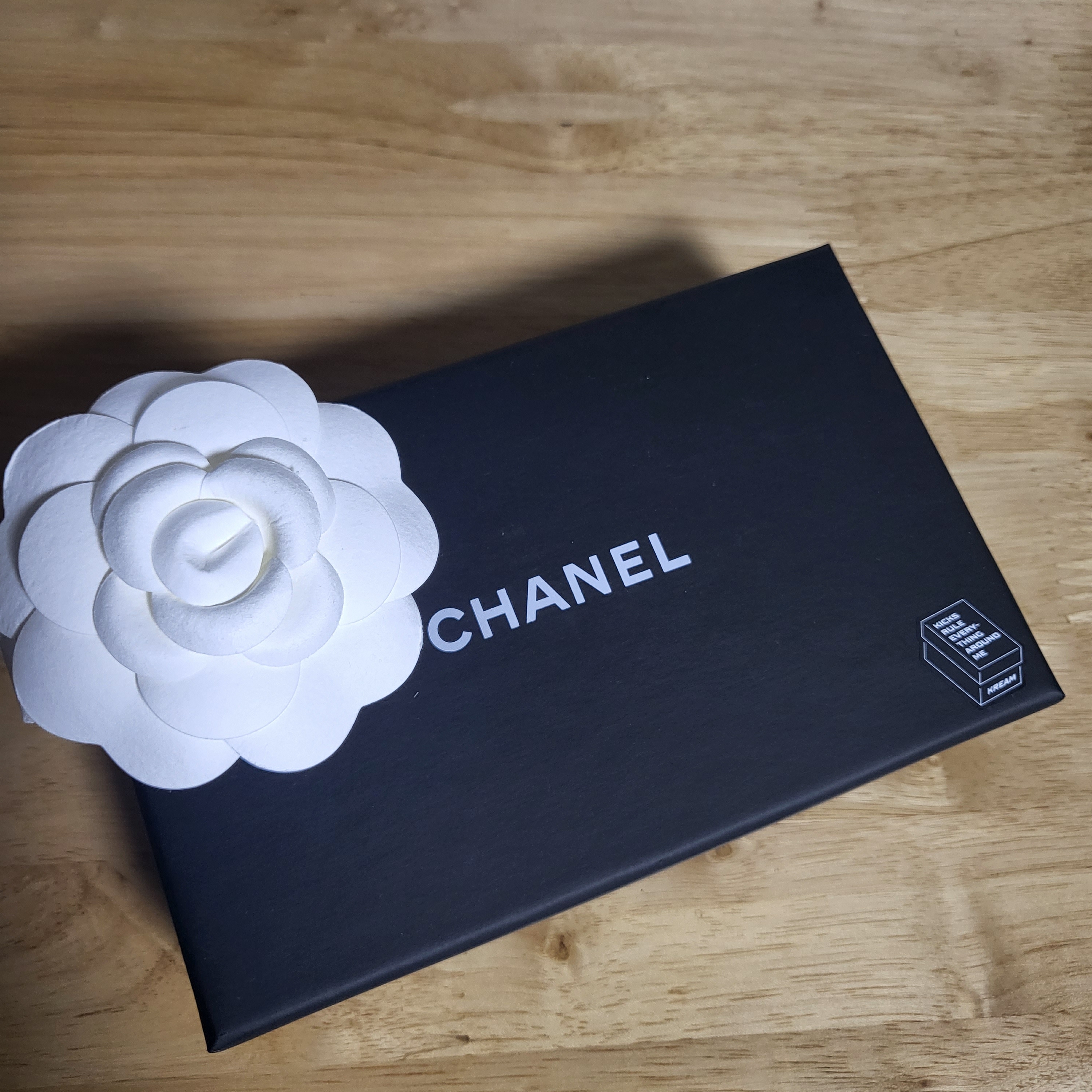 Chanel Classic Card Holder Grained Calfskin & Silver Black 착용 스타일 - 2