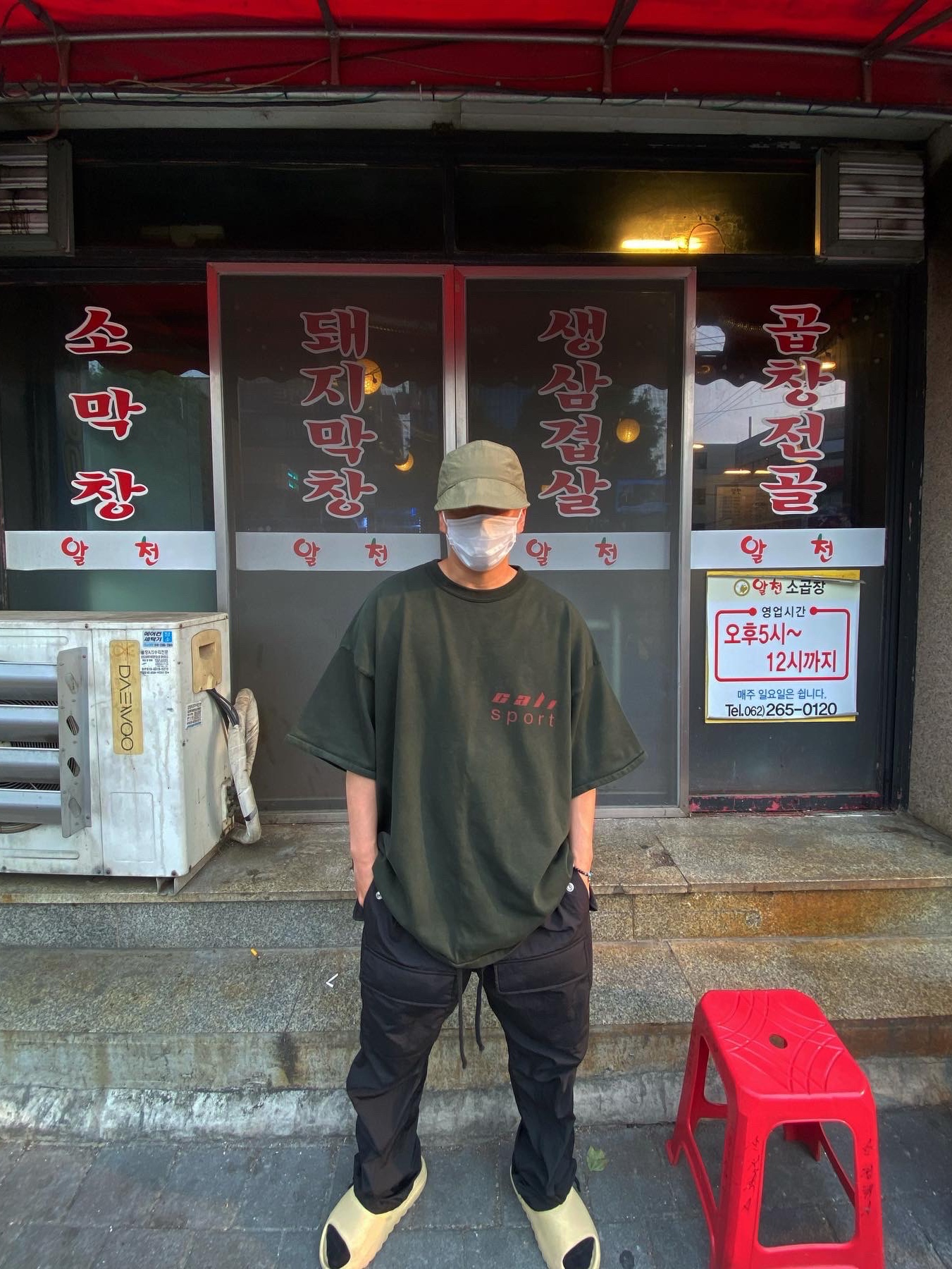 Adidas Yeezy Slide Desert Sand 착용 스타일 - 2