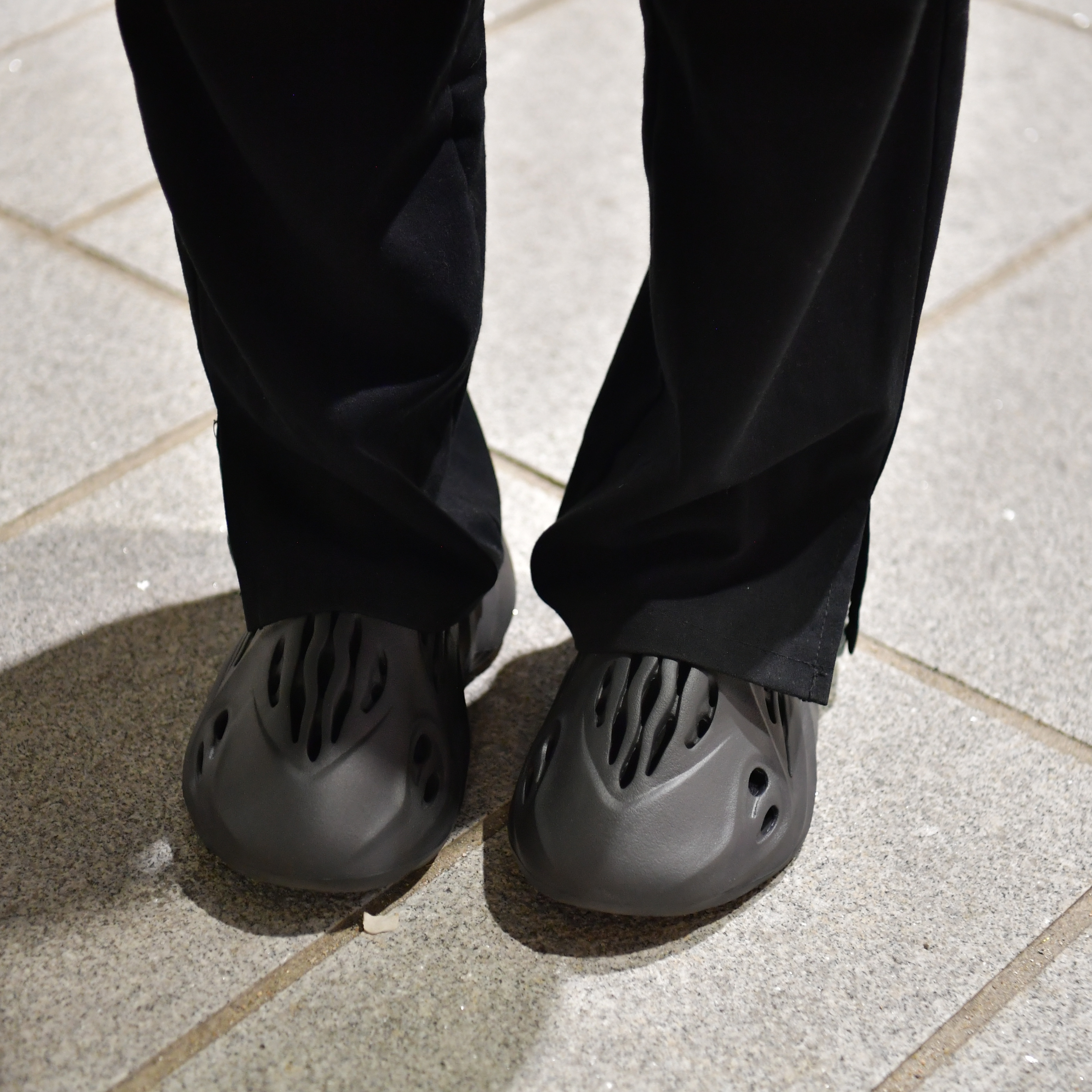 Adidas Yeezy Foam RNNR Onyx 착용 스타일 - 2
