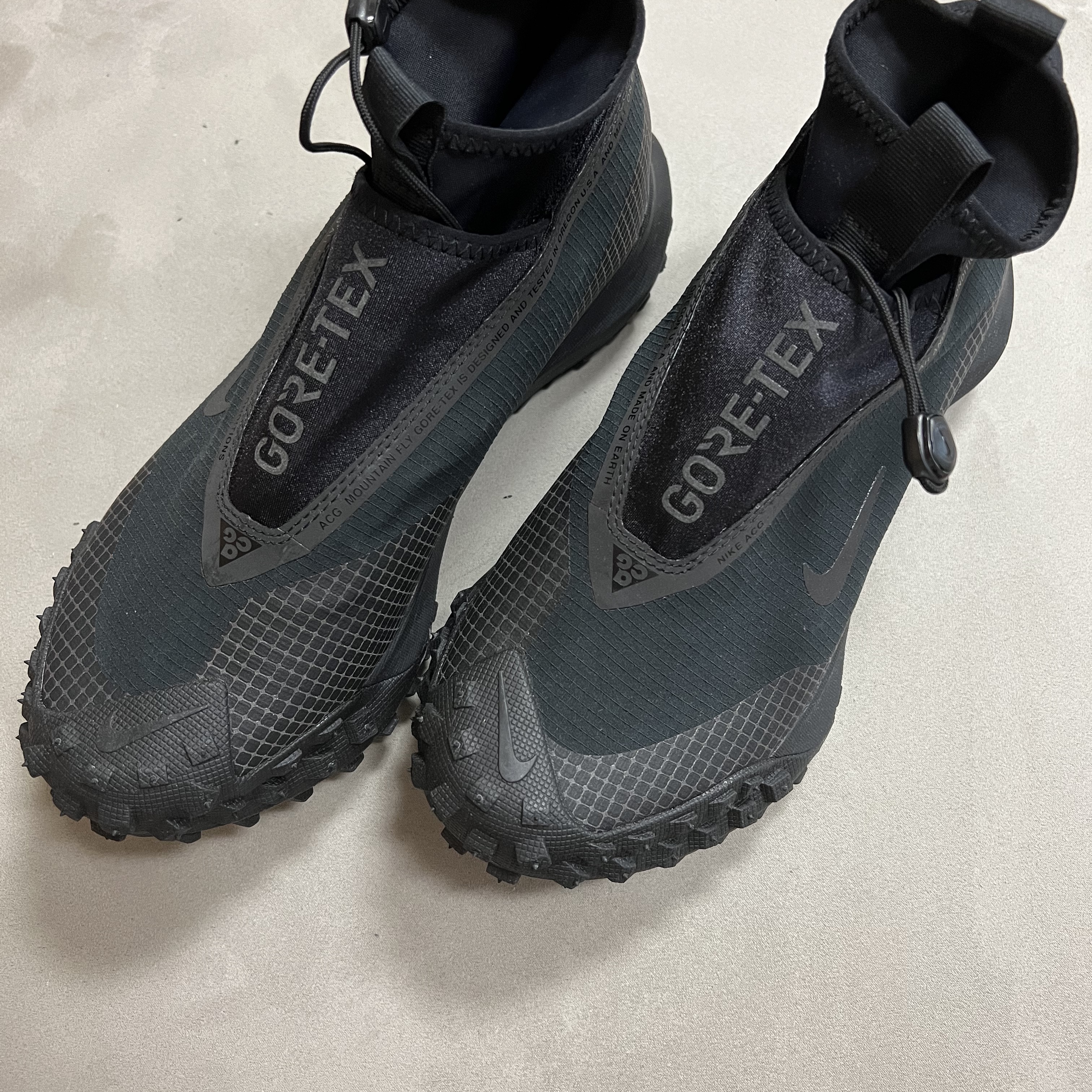 Nike ACG Mountain Fly Gore-Tex Black and Dark Grey 착용 스타일 - 1