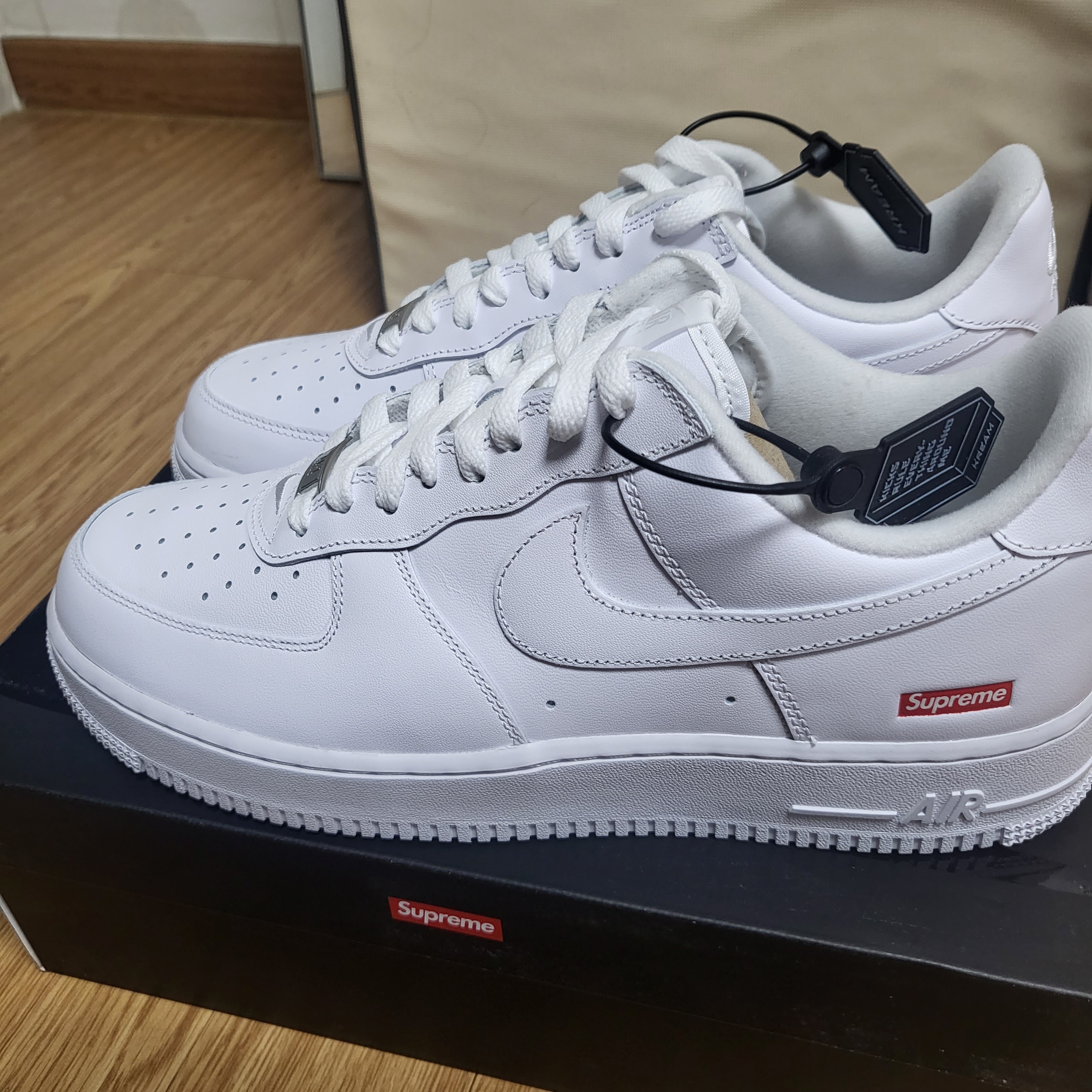 Nike x Supreme Air Force 1 Low White 착용 스타일