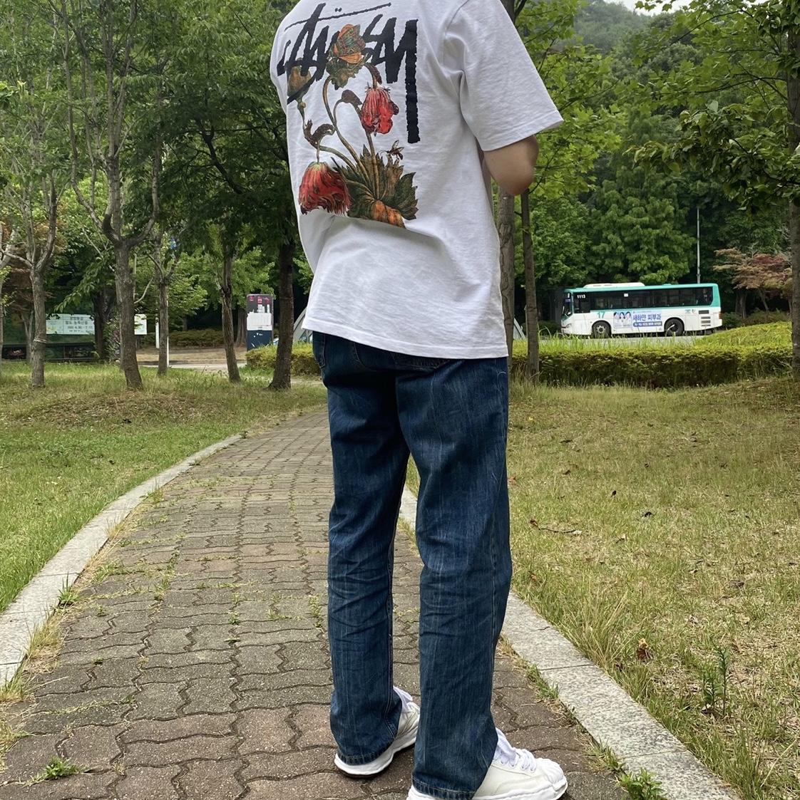 Stussy Withered Flower T-Shirt White, Maison Mihara Yasuhiro Blakey OG Sole Canvas Low-top Sneakers White 착용 스타일