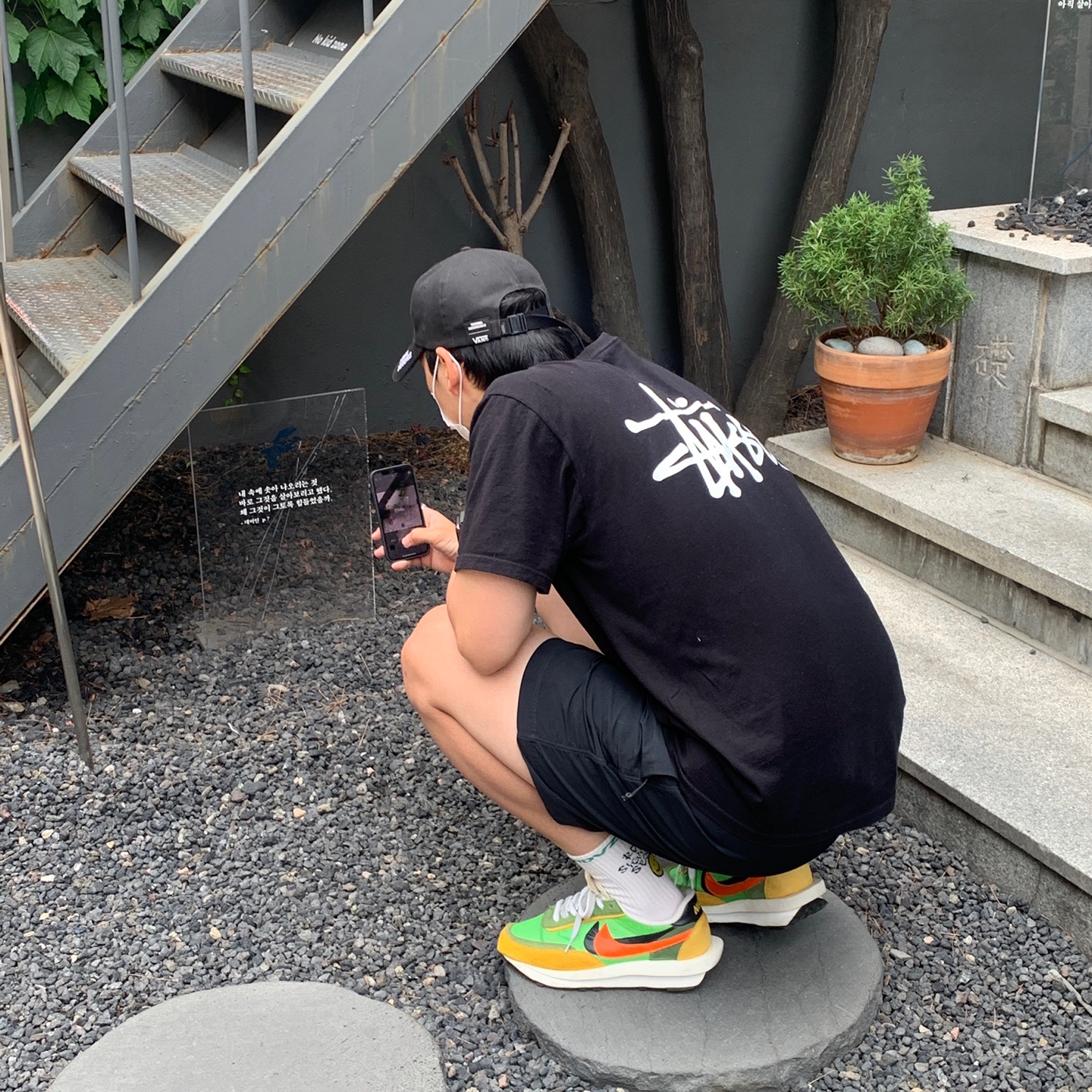 Nike x Sacai LDWaffle Green Multi, Stussy Basic Stussy T-Shirt Black 2022 착용 스타일