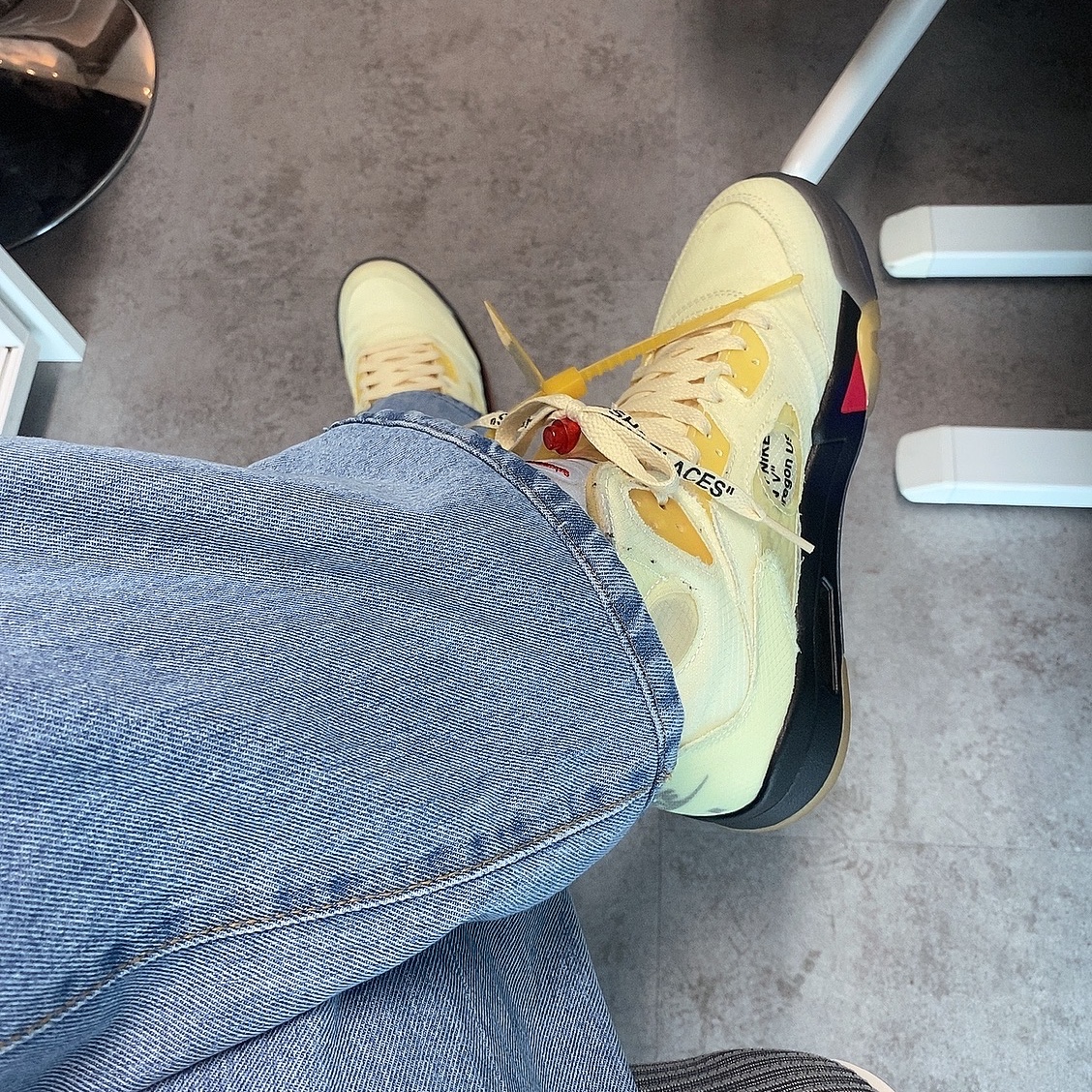 Jordan 5 x Off-White Retro SP Sail Fire Red 착용 스타일 - 1