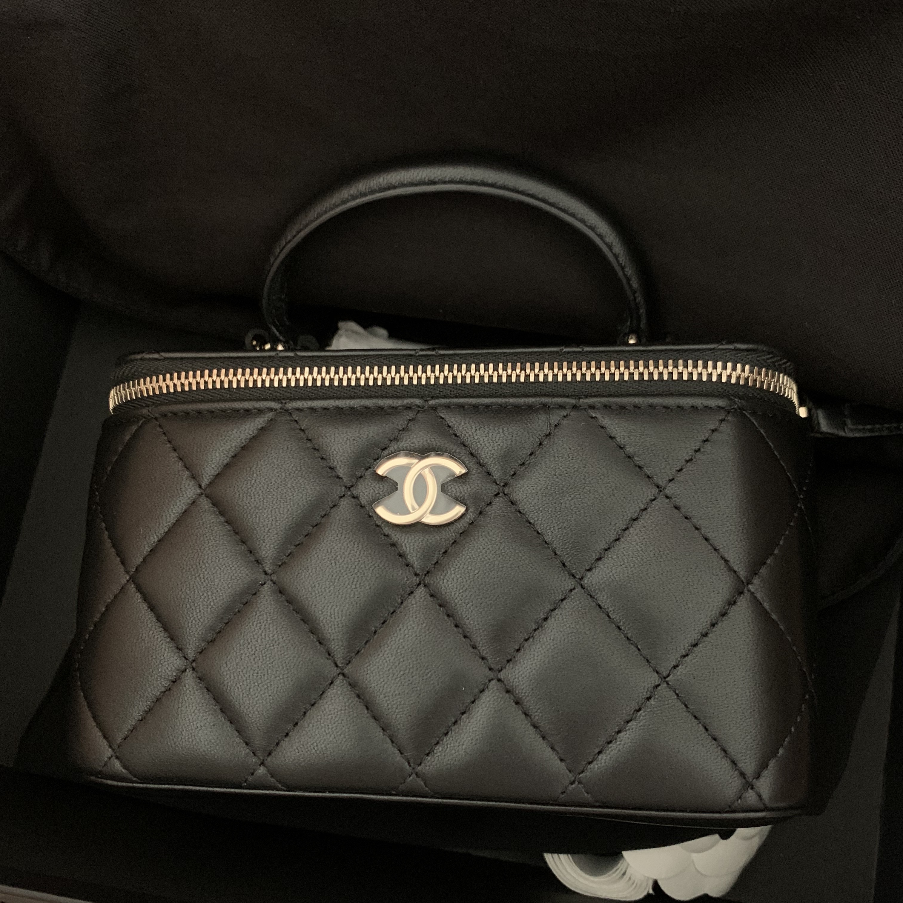Chanel Vanity With Chain Lambskin & Gold Black 착용 스타일