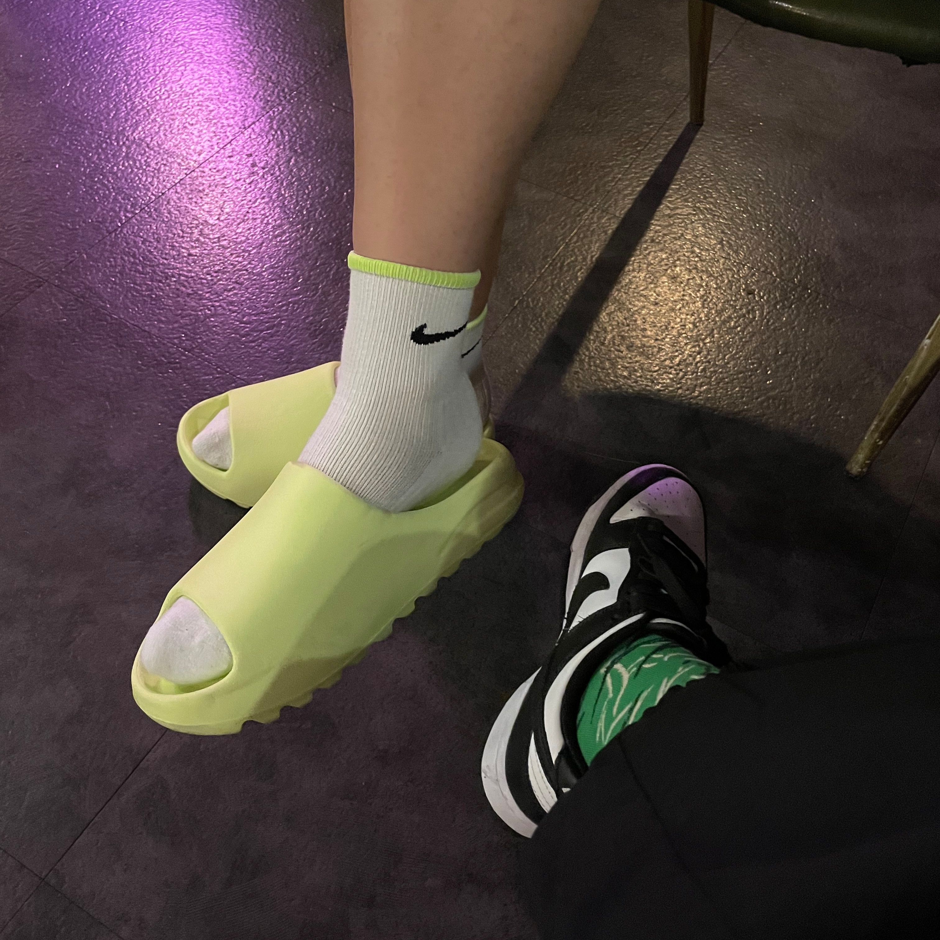 Nike Dunk Low Retro Black, Adidas Yeezy Slide Glow Green 2022/2023 착용 스타일