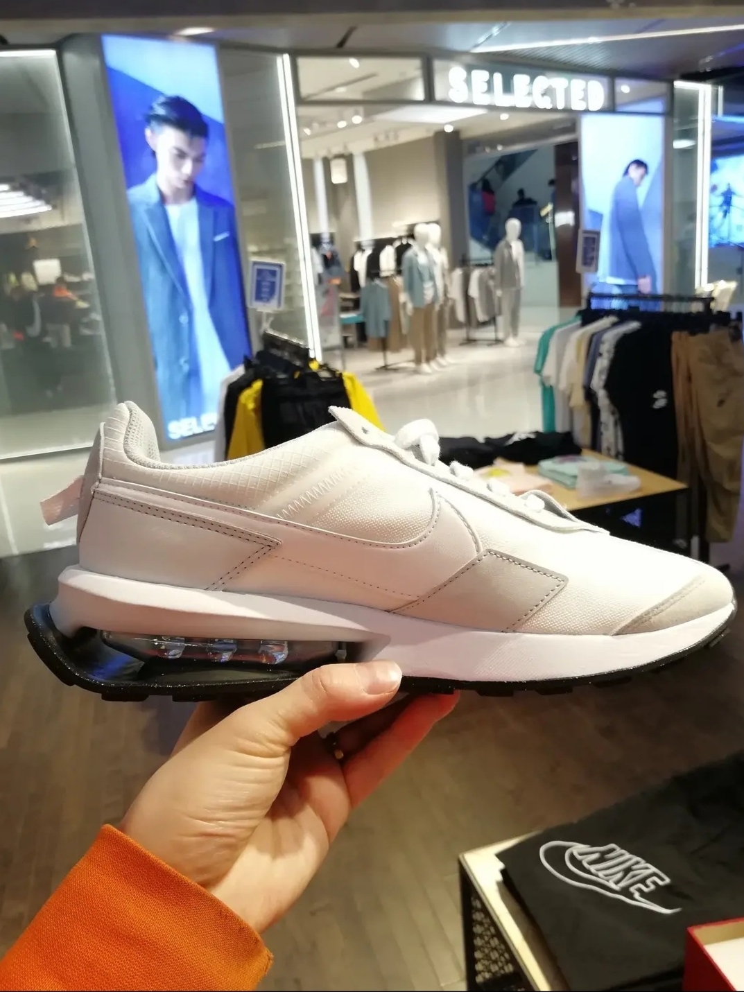 Nike Air Max Pre-Day Pure Platinum 착용 스타일 - 2