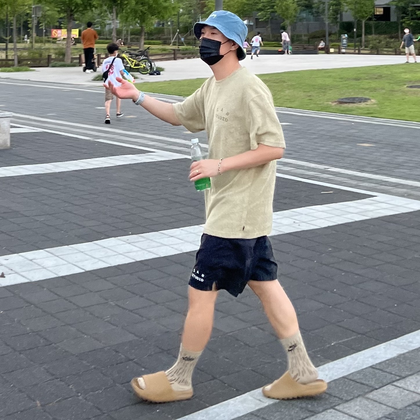 IAB Studio Towel T-Shirt Light Green, IAB Studio Woven Shorts Black 착용 스타일 - 1