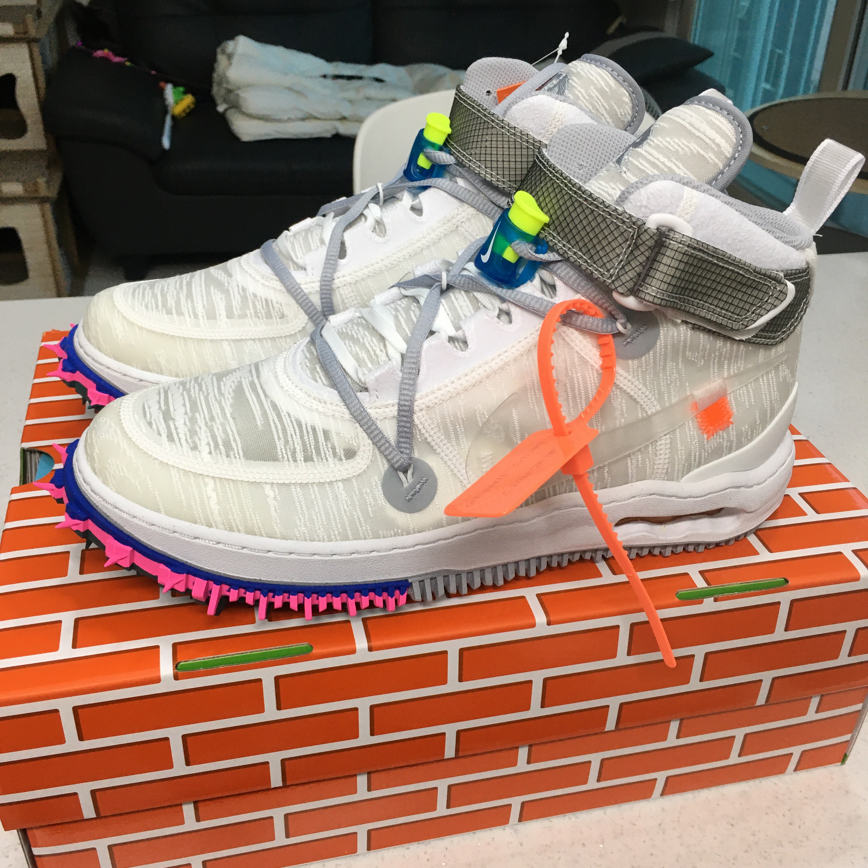 Nike x Off-White Air Force 1 Mid SP White, Nike x Stussy Air Force 1 '07 Mid SP Black and Light Bone 착용 스타일 - 2