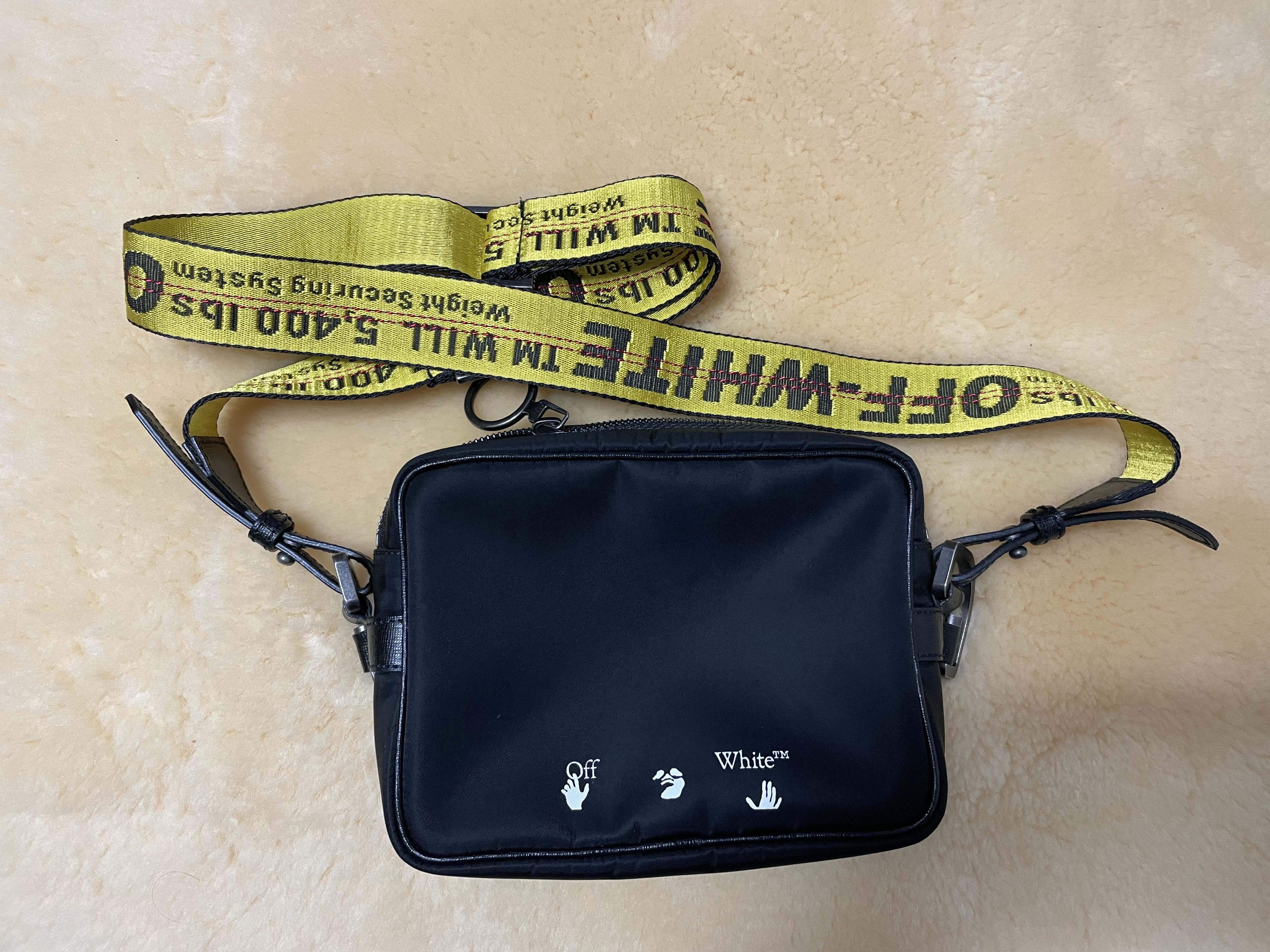 Off-White OW Logo Nylon Crossbody Bag Black 착용 스타일