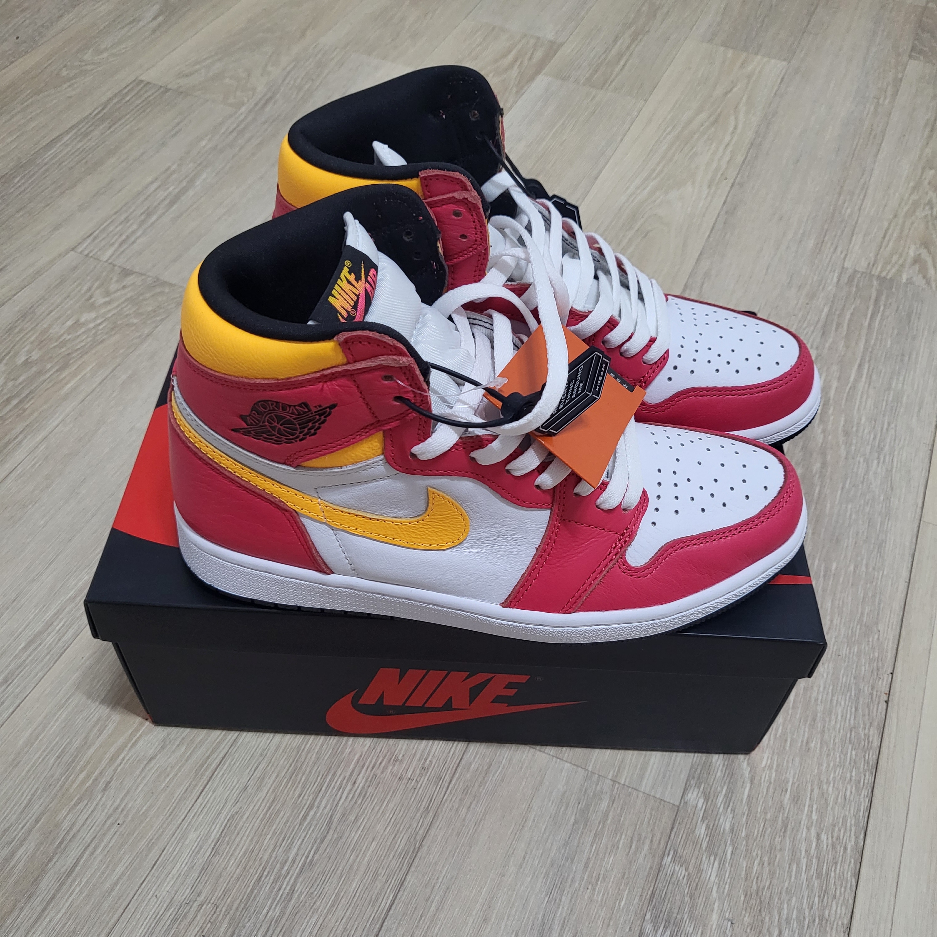 Jordan 1 Retro High OG Light Fusion Red 착용 스타일 - 1
