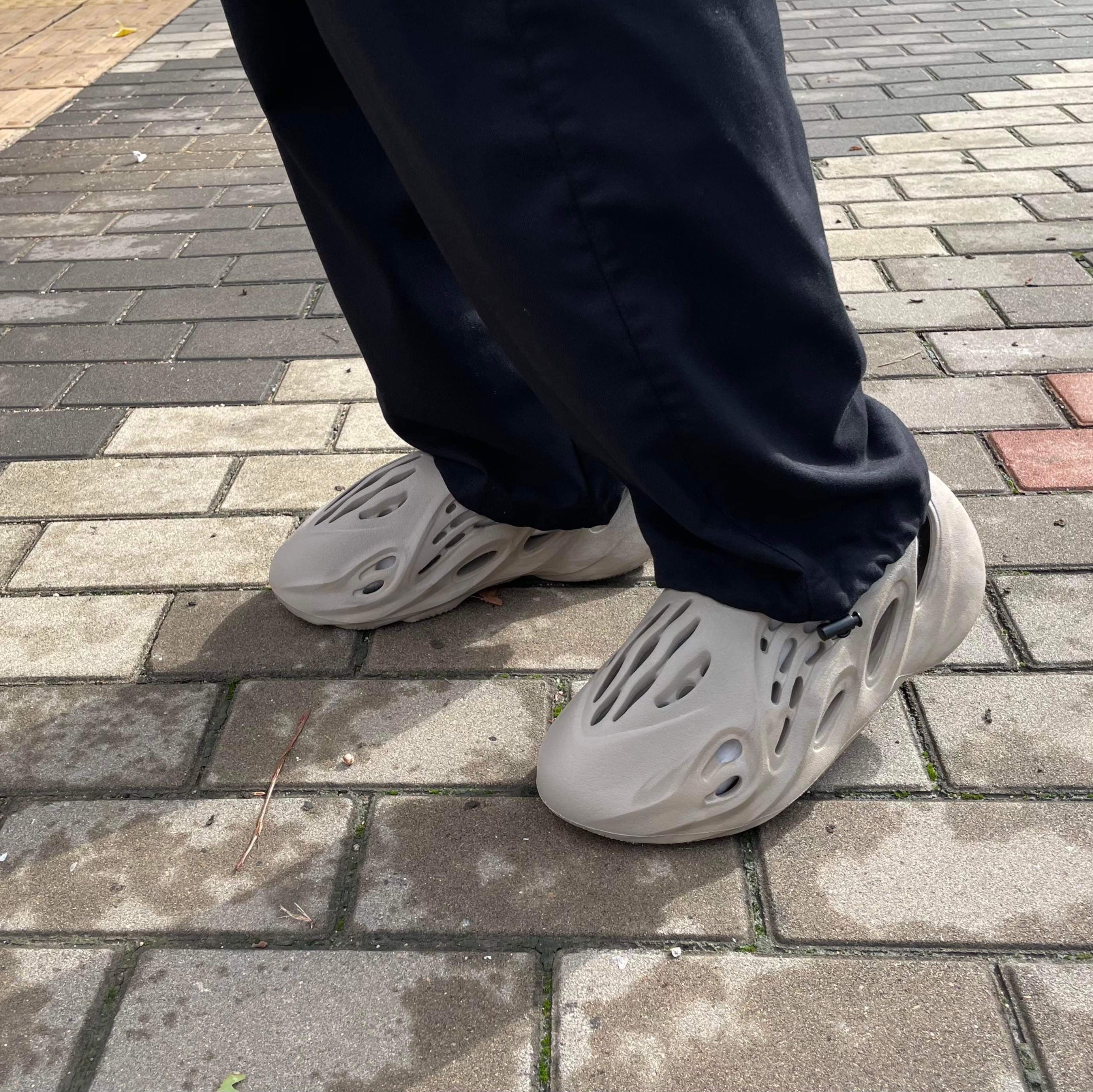 Adidas Yeezy Foam RNNR Stone Sage 착용 스타일