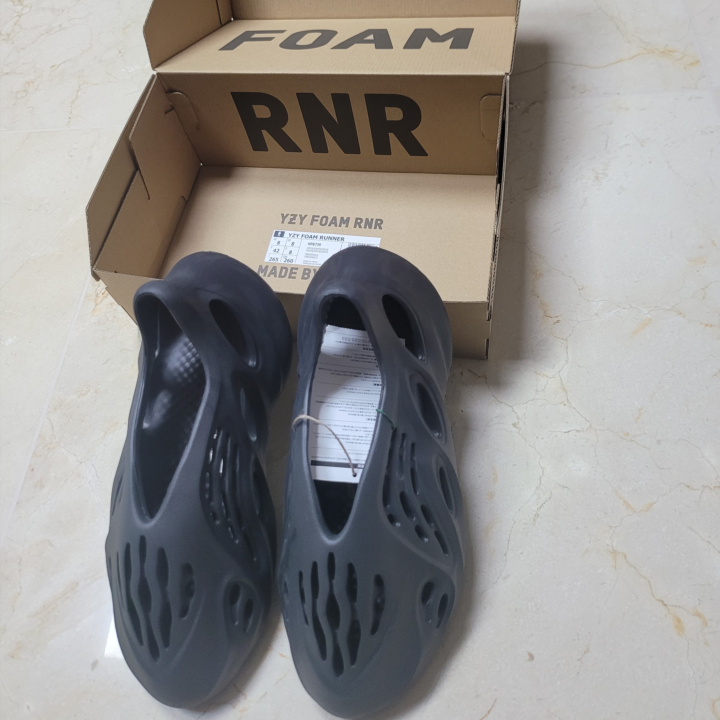 Adidas Yeezy Foam RNNR Onyx 착용 스타일 - 2
