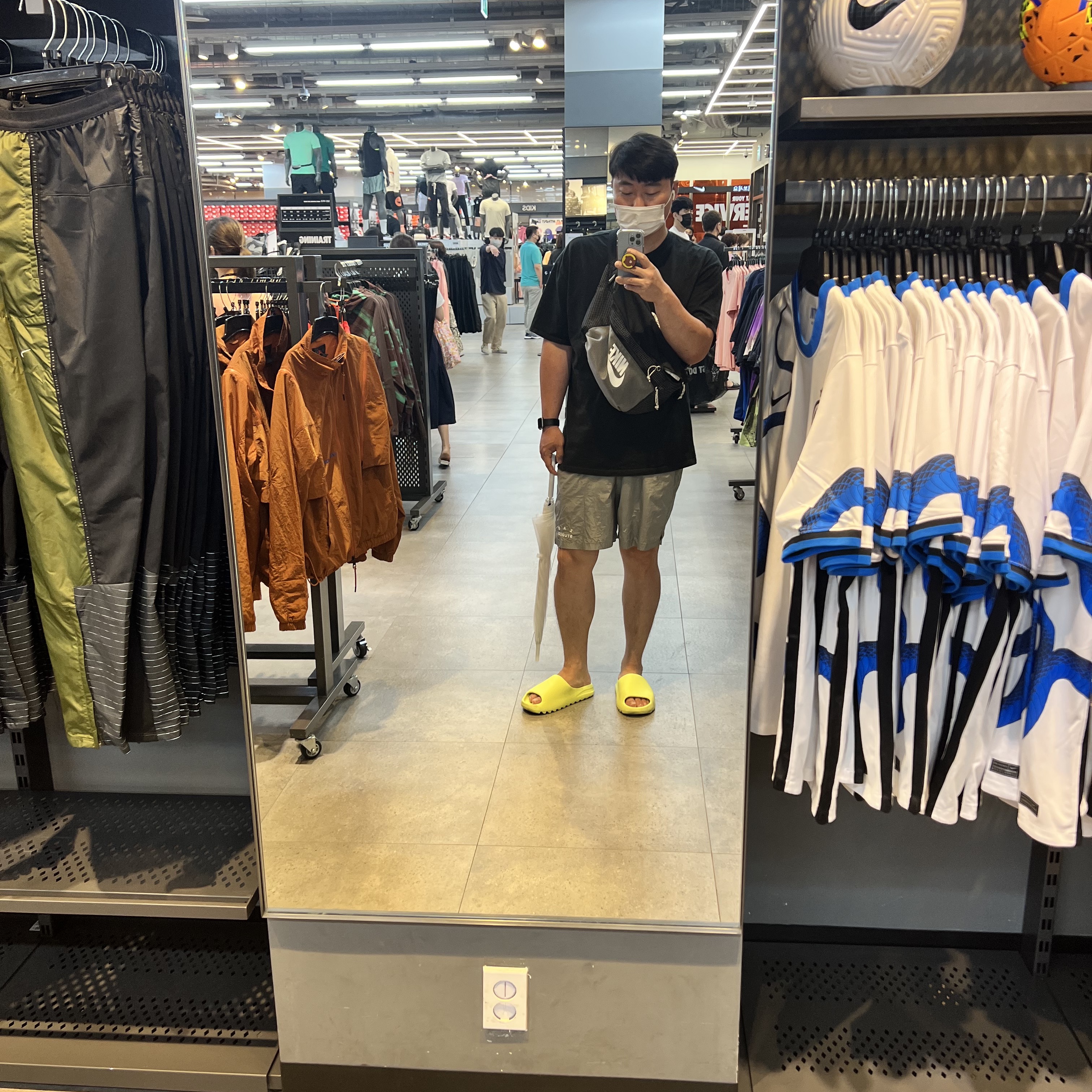 Adidas Yeezy Slide Glow Green 2022/2023, Jordan 1 Retro High OG University Gold Light Bordeaux 착용 스타일 - 1