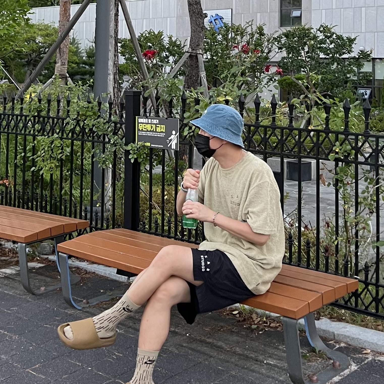 IAB Studio Towel T-Shirt Light Green, IAB Studio Woven Shorts Black 착용 스타일 - 2