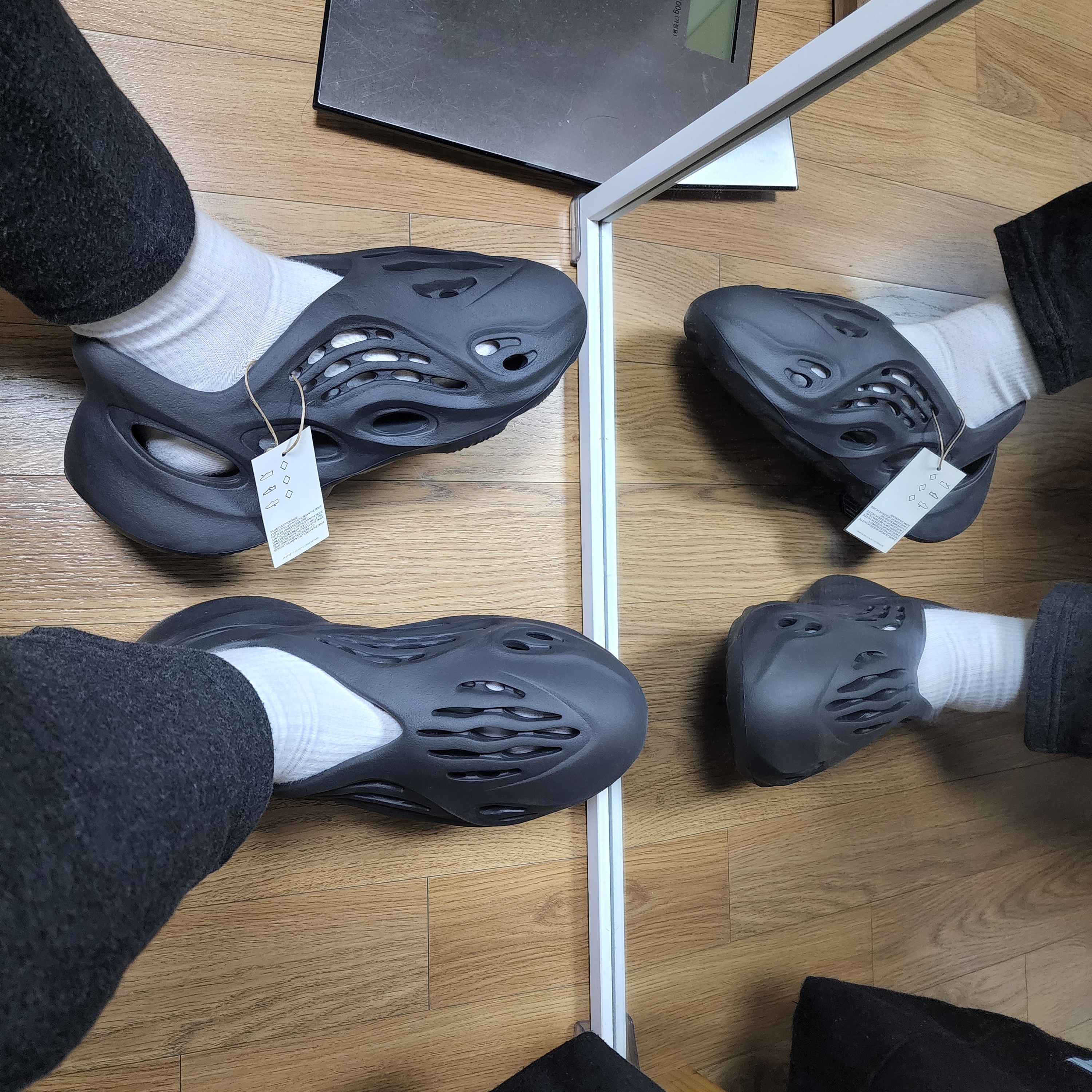 Adidas Yeezy Foam RNNR Onyx 착용 스타일 - 3