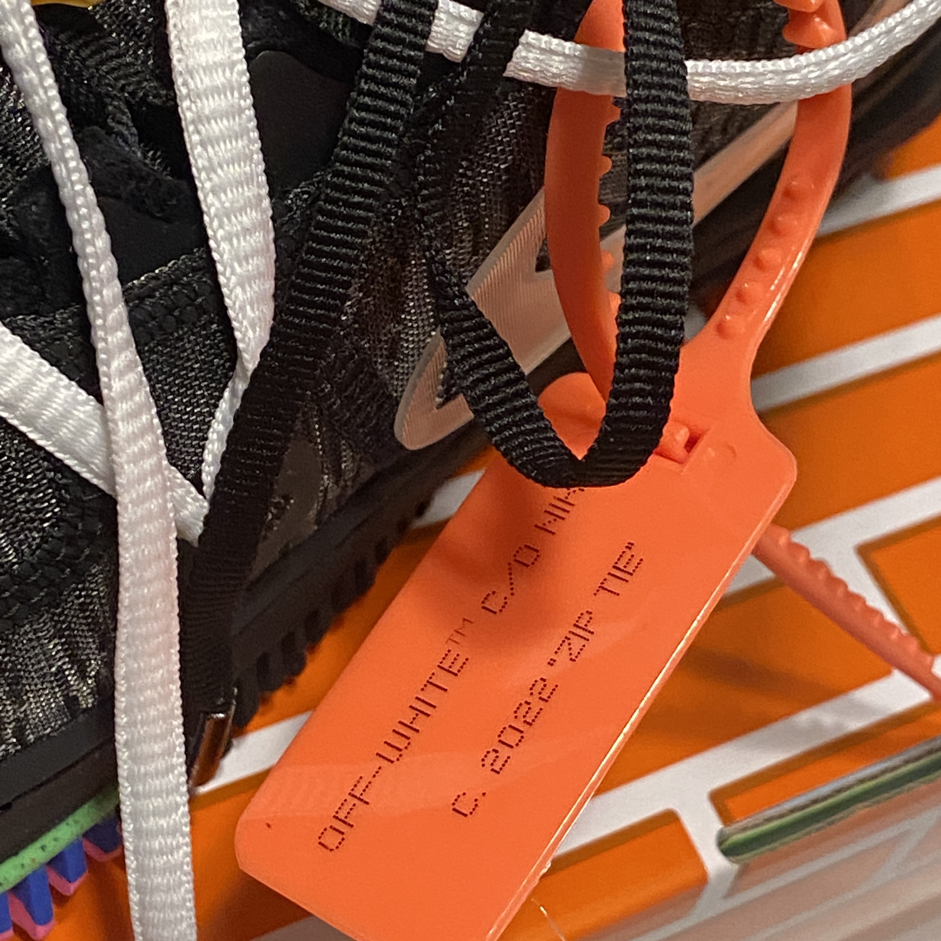 Nike x Off-White Air Force 1 Mid SP Black 착용 스타일 - 4