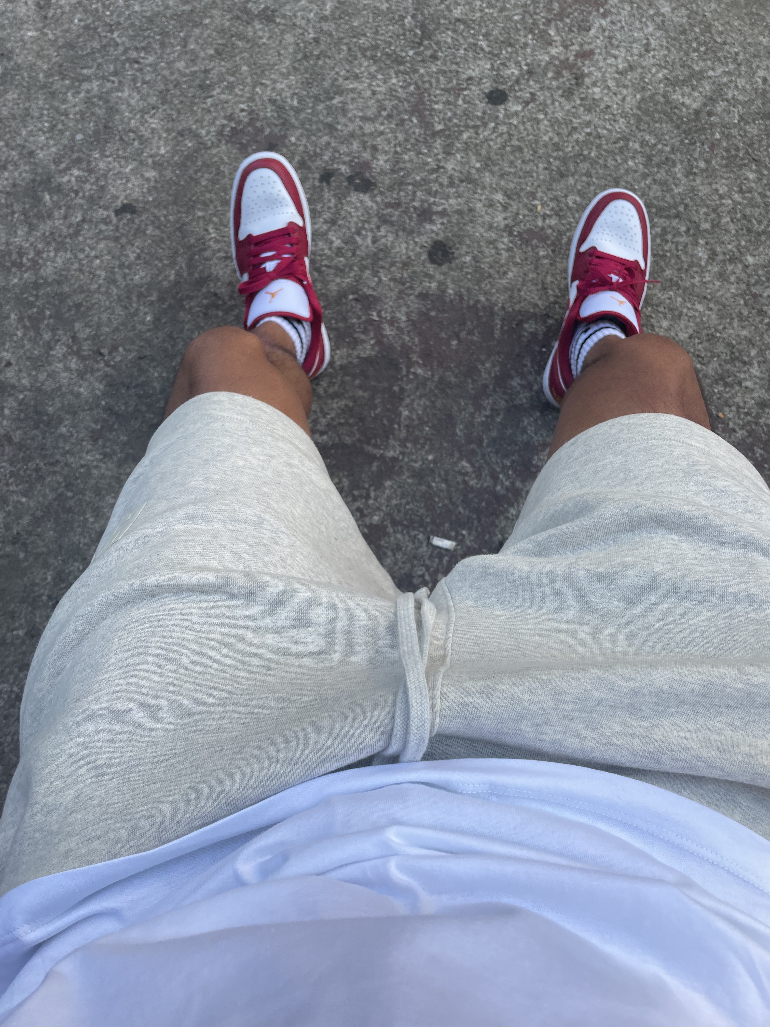 Jordan 1 Low Cardinal Red, Essentials 1977 Shorts Light Oatmeal - 22SS 착용 스타일