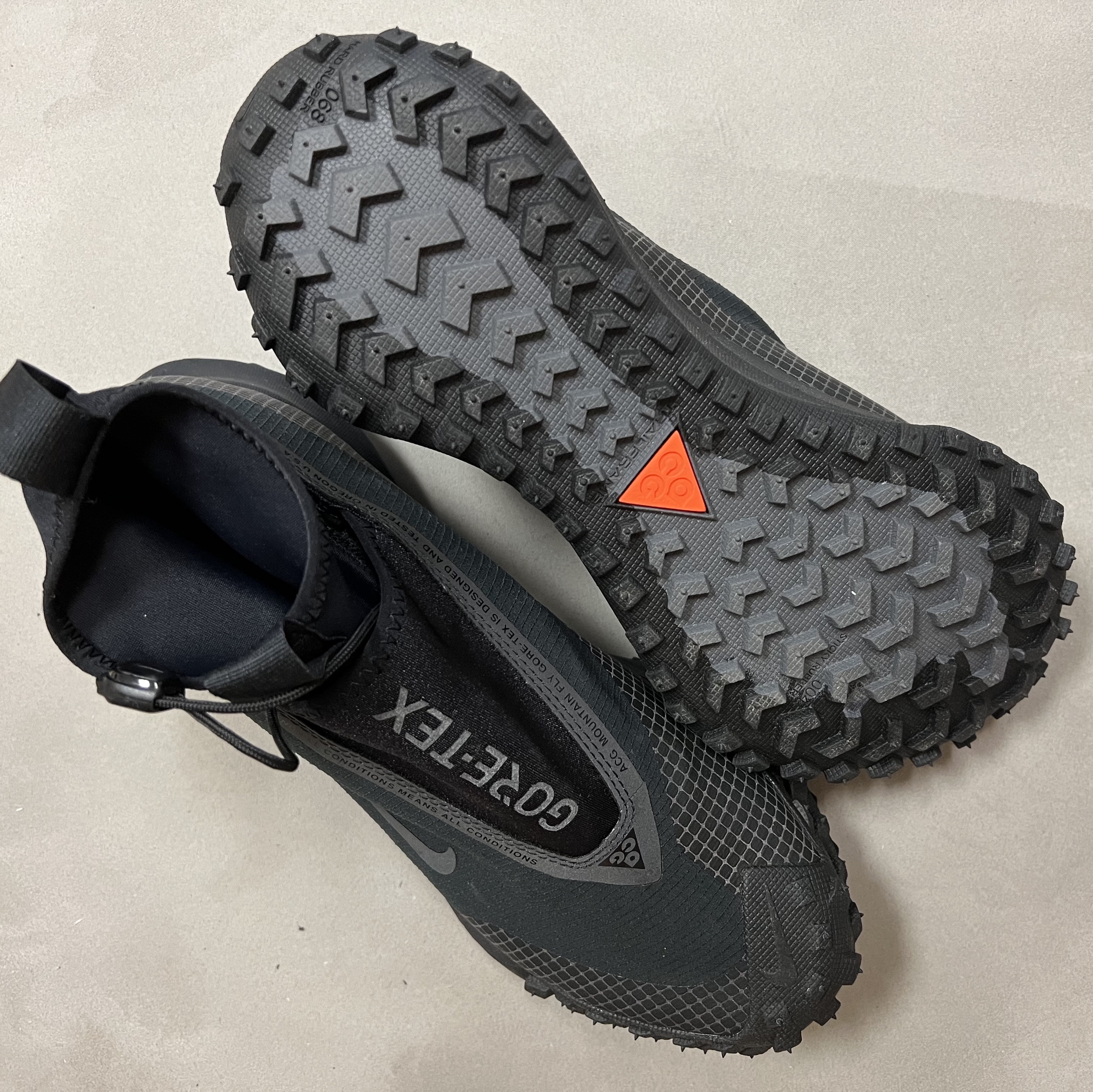 Nike ACG Mountain Fly Gore-Tex Black and Dark Grey 착용 스타일 - 3