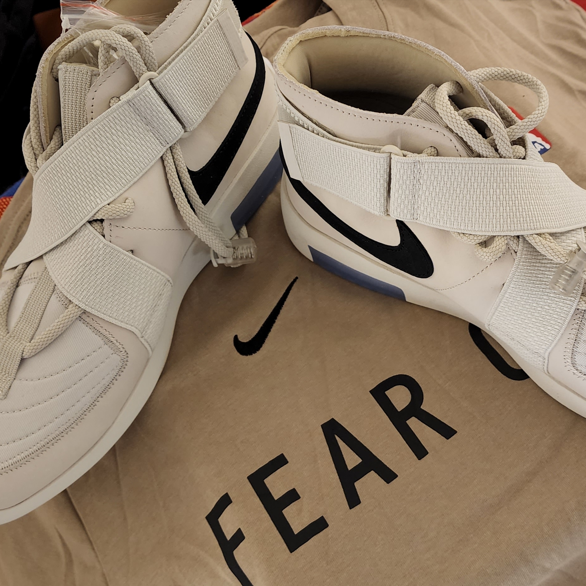 Nike x Fear of God Air Fear of God Raid Light Bone, Nike x Fear of God Warm Up T-Shirt Pale Ivory 착용 스타일
