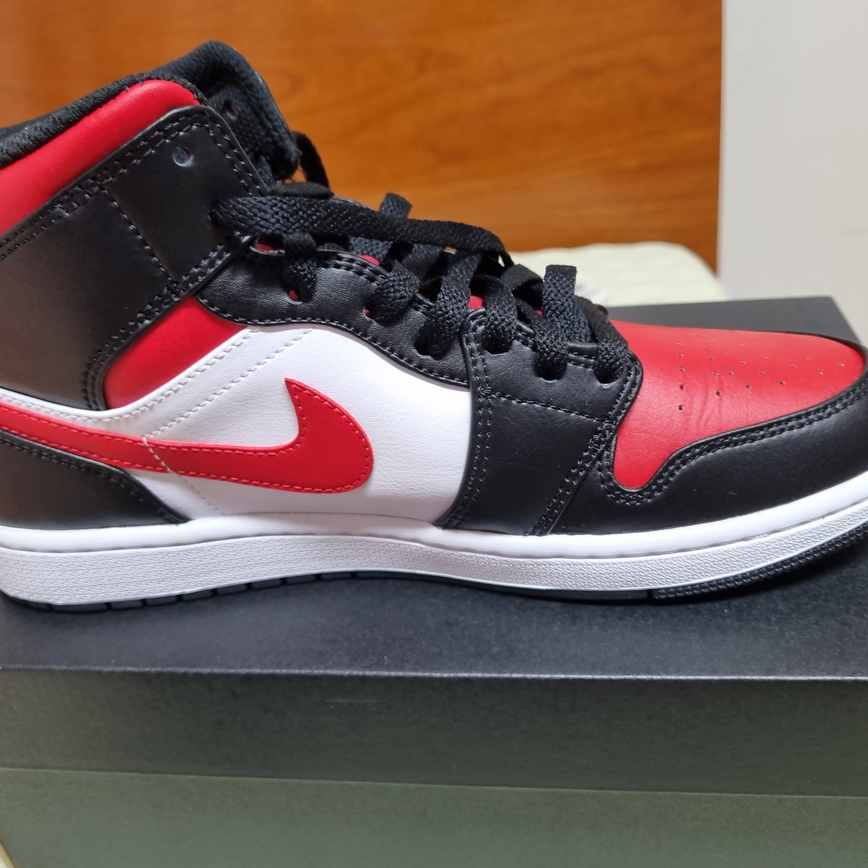 Jordan 1 Mid Black Fire Red 착용 스타일