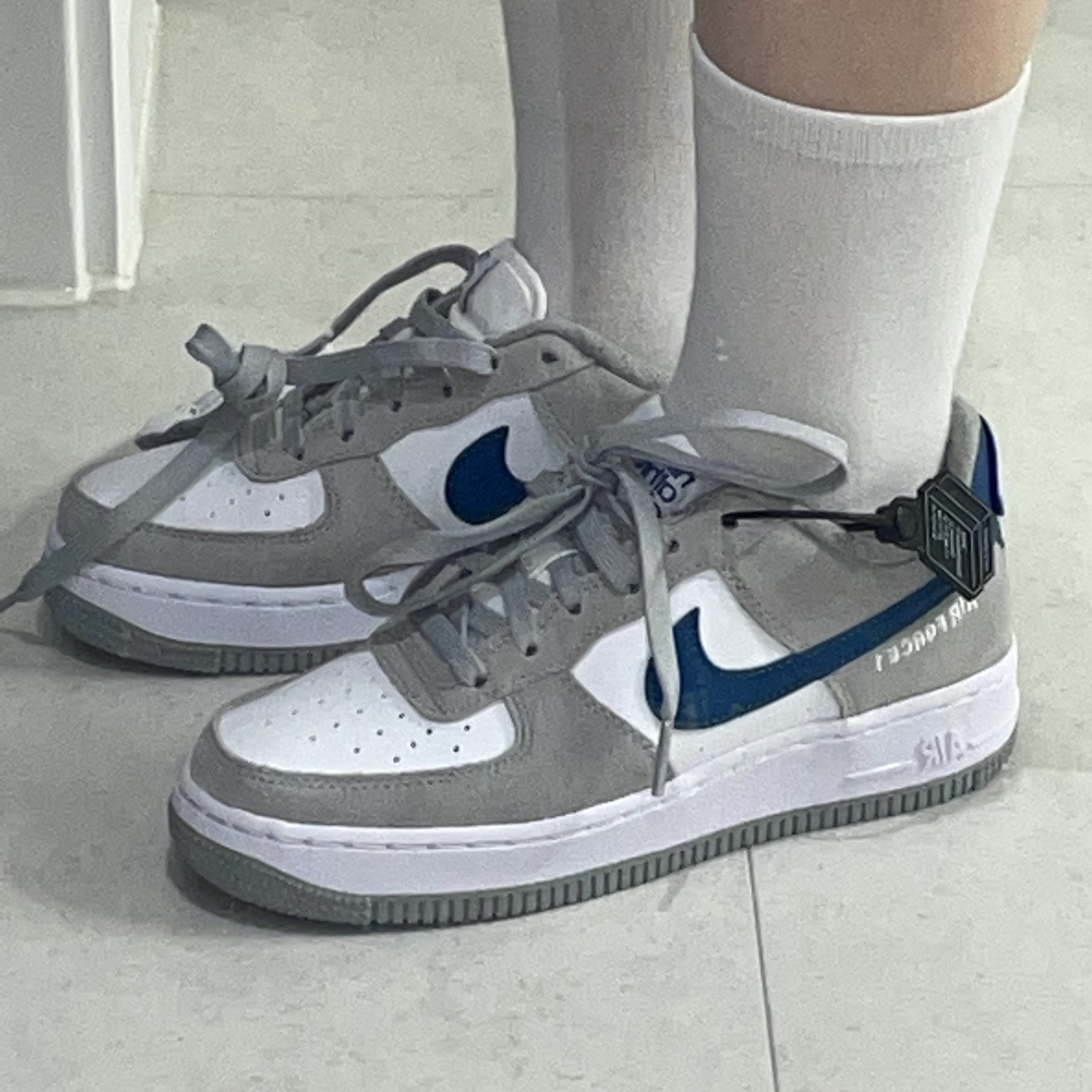 (GS) Nike Air Force 1 LV8 Athletic Club Light Smoke Grey Marina 착용 스타일 - 1