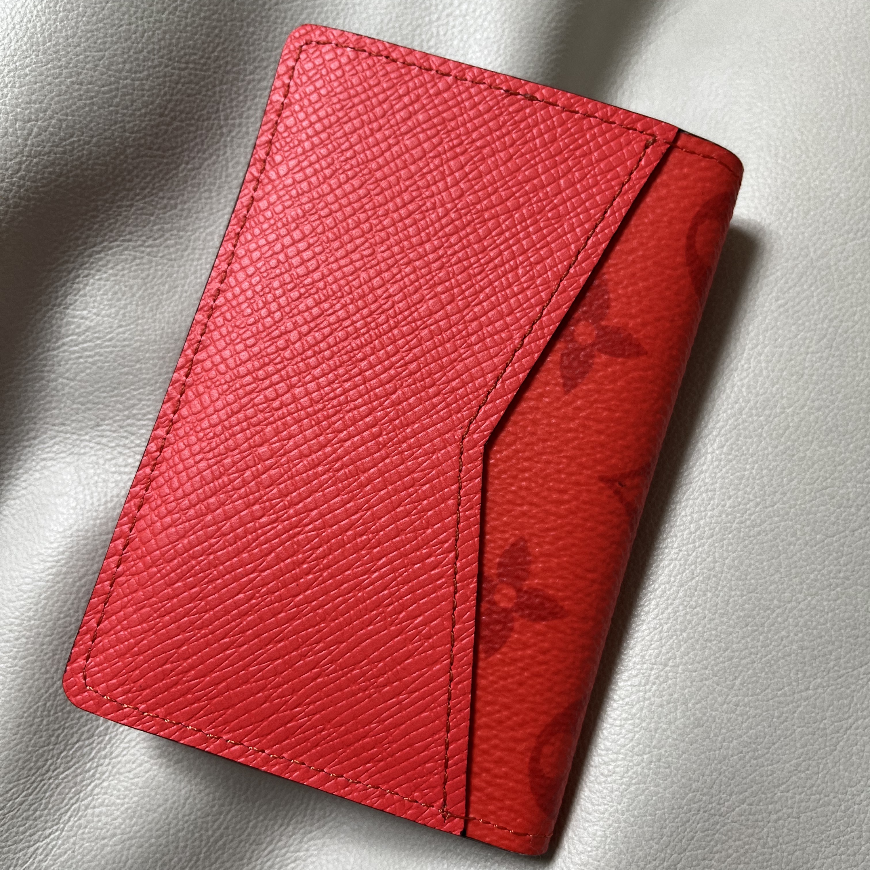 Louis Vuitton Pocket Organizer Fiery Red 착용 스타일 - 3